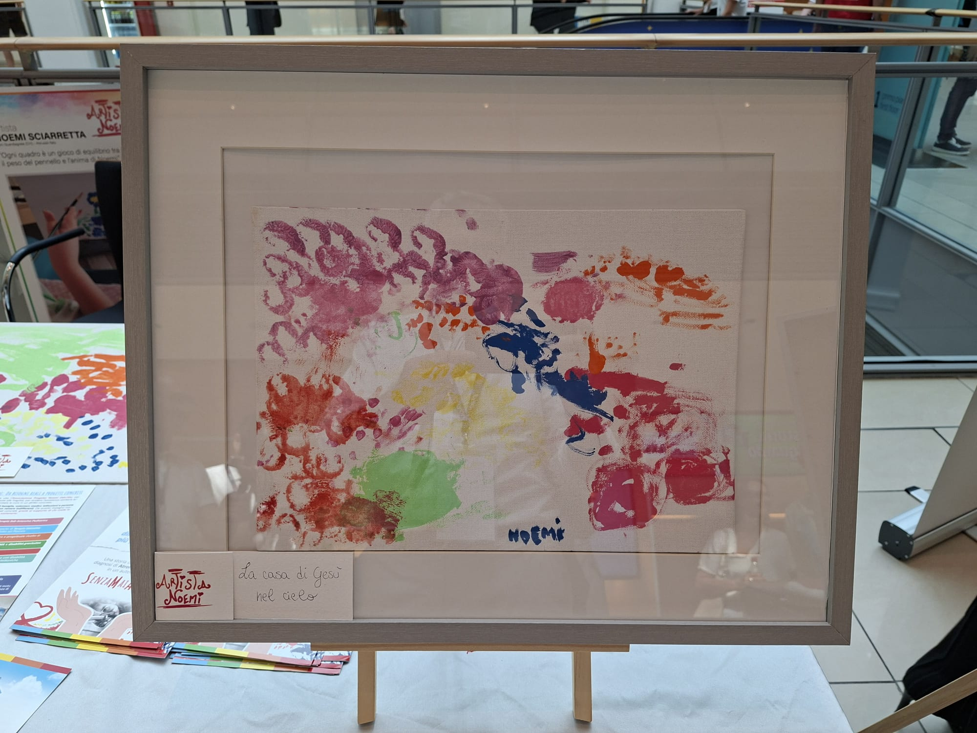 Uno dei quadri, dai colori vividi, dipinti da Noemi Sciarretta, in mostra a ExpoAid a Rimini / foto Riccardi