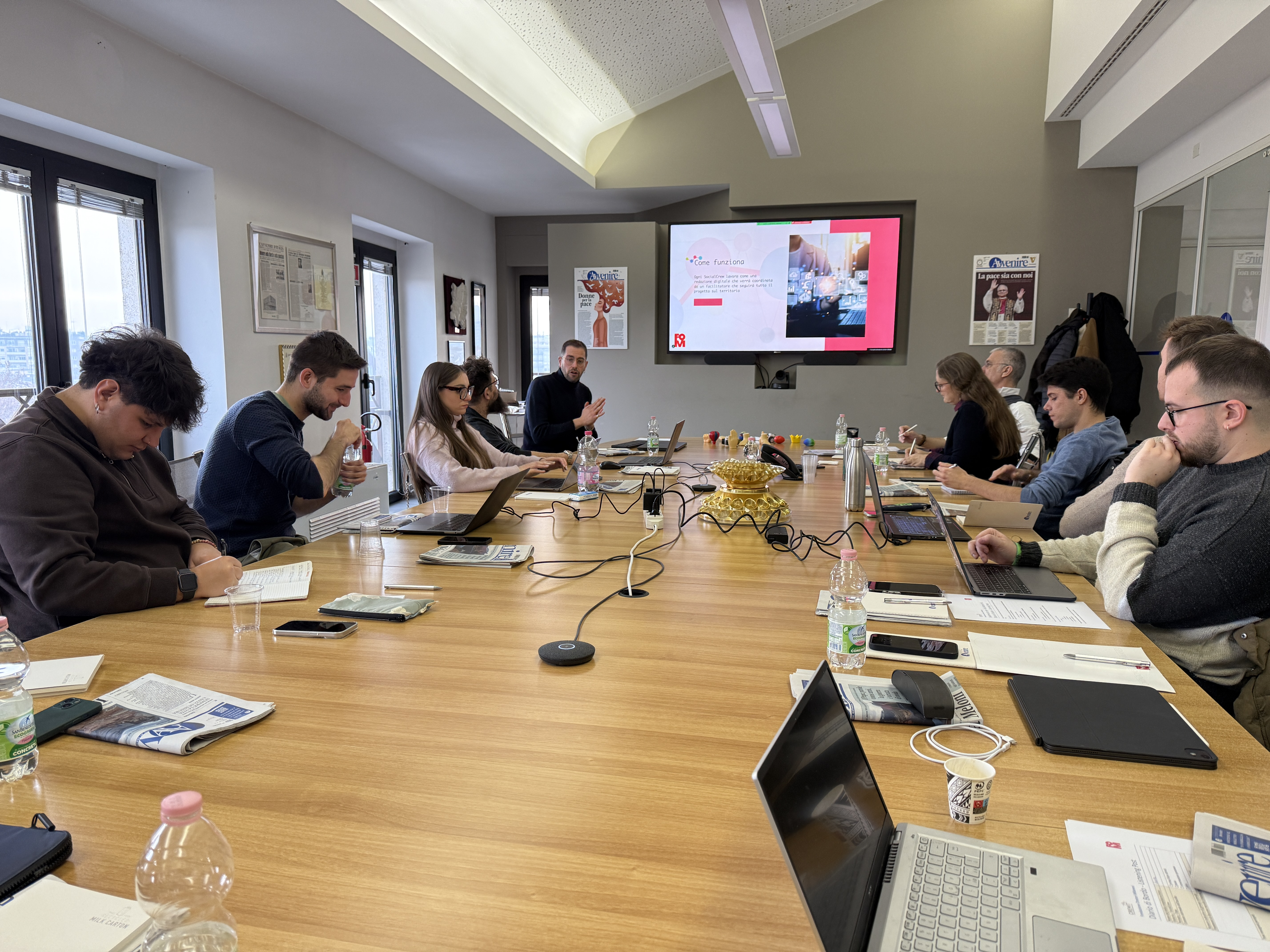Un incontro formativo per educatori di SocialCrew nella sala riunioni della redazione centrale di Avvenire a Milano