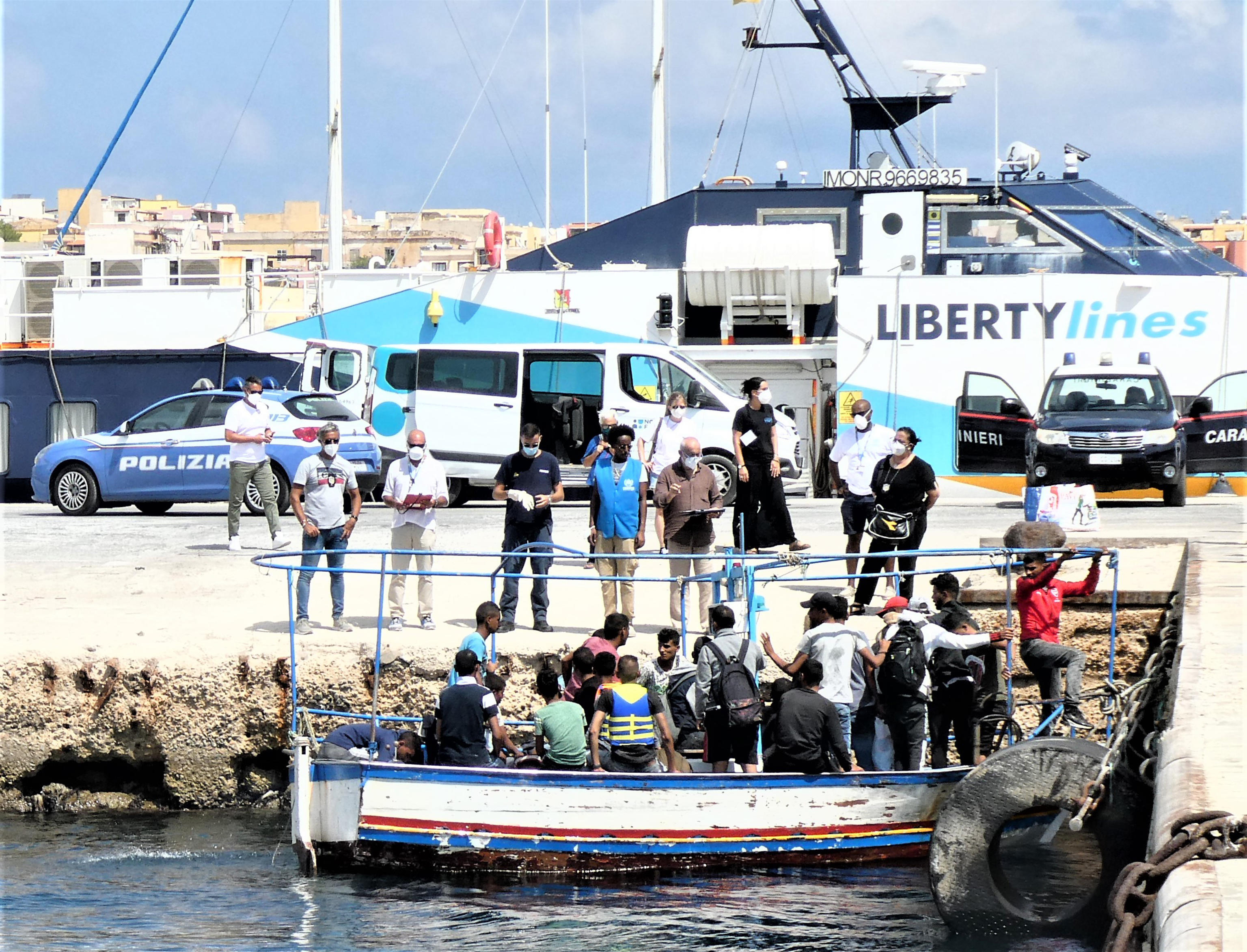 Uno sbarco di migranti nell'isola di Lampedusa / ANSA