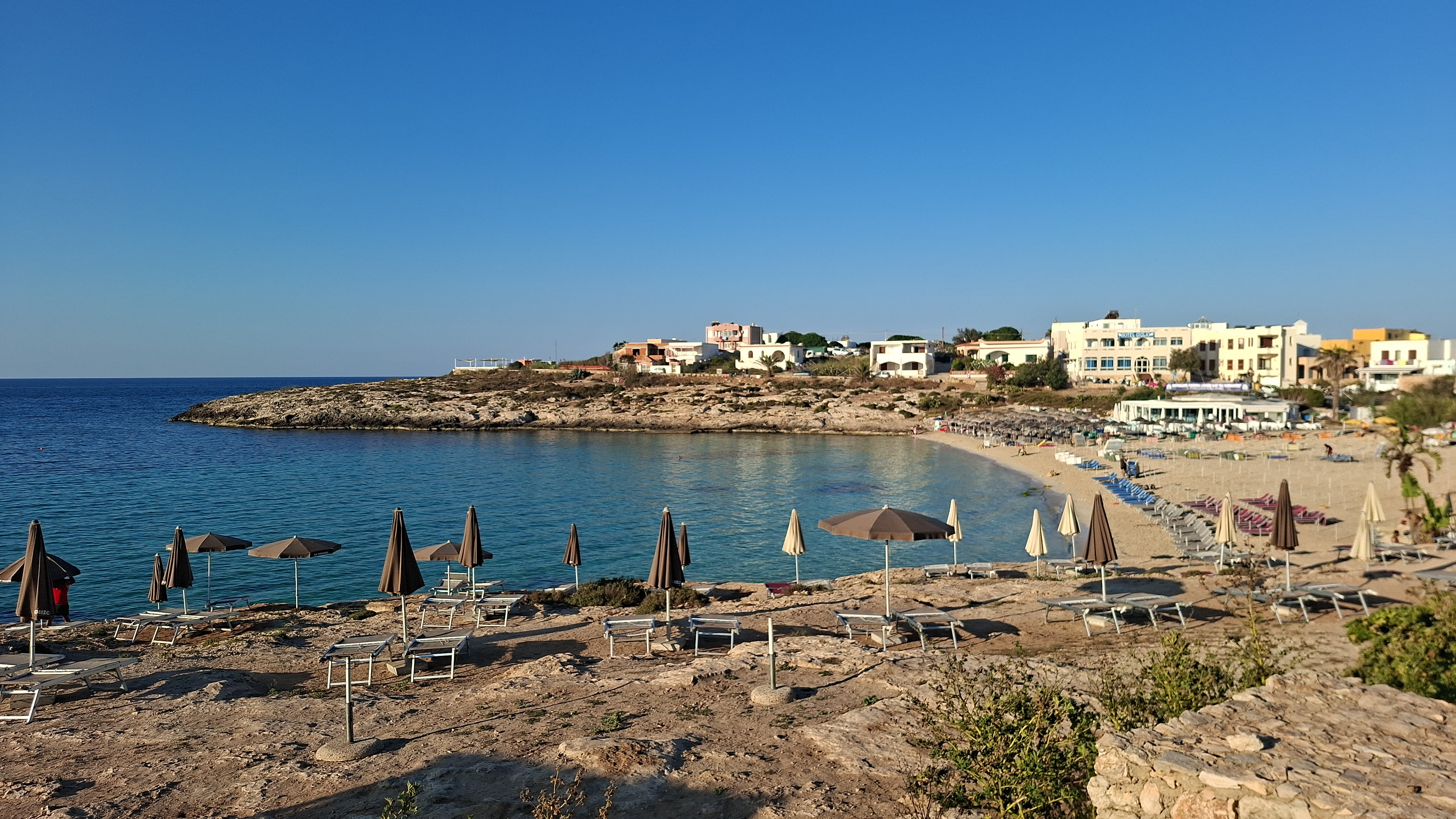 La spiaggia della Guitcha, dietro il molo Favarolo