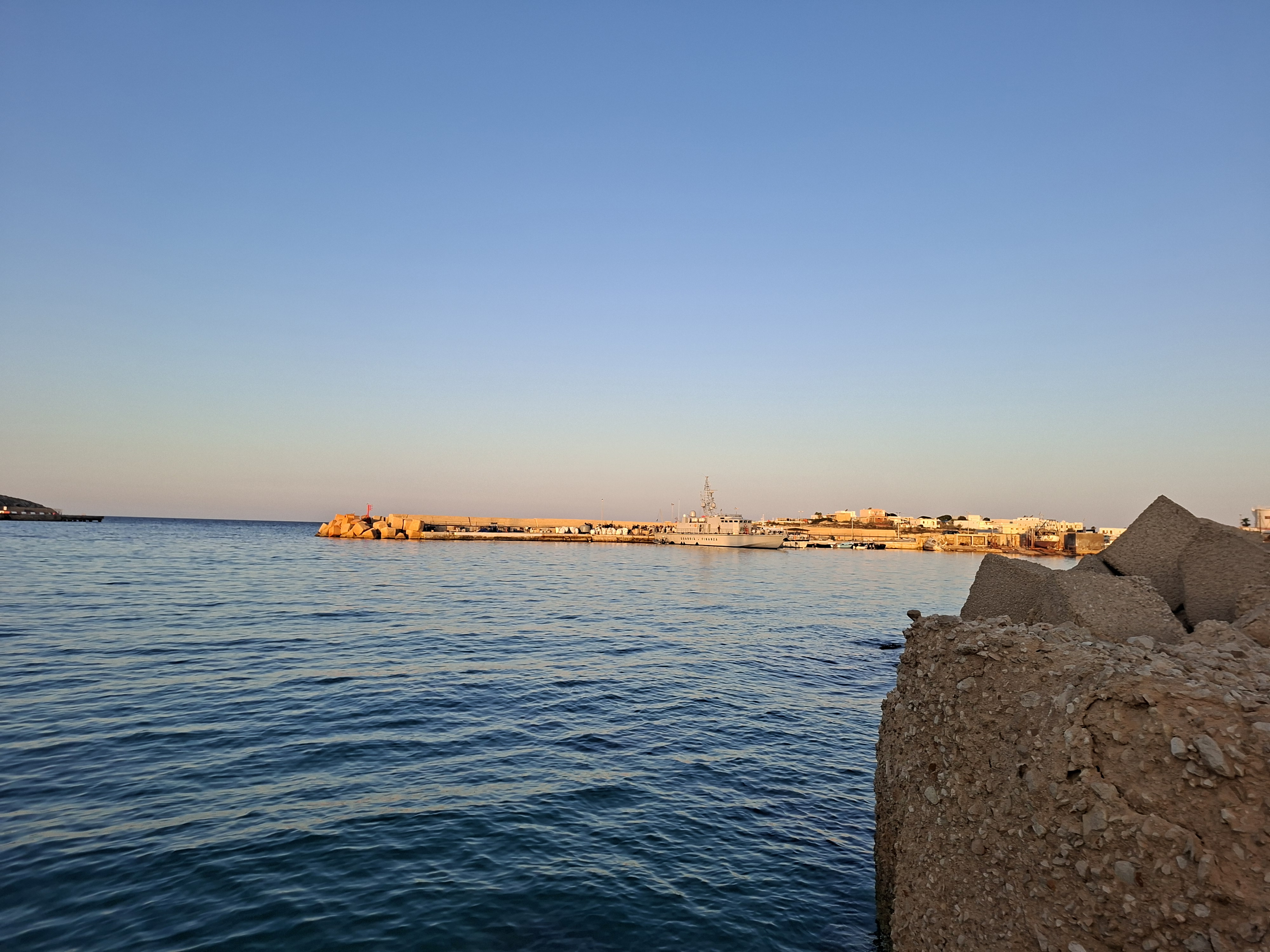 Il molo Favarolo dove venngono fatti sbarcare i migranti intercettati in mare dalle motovedette della Guardia costiera e della Guardia di Finanza