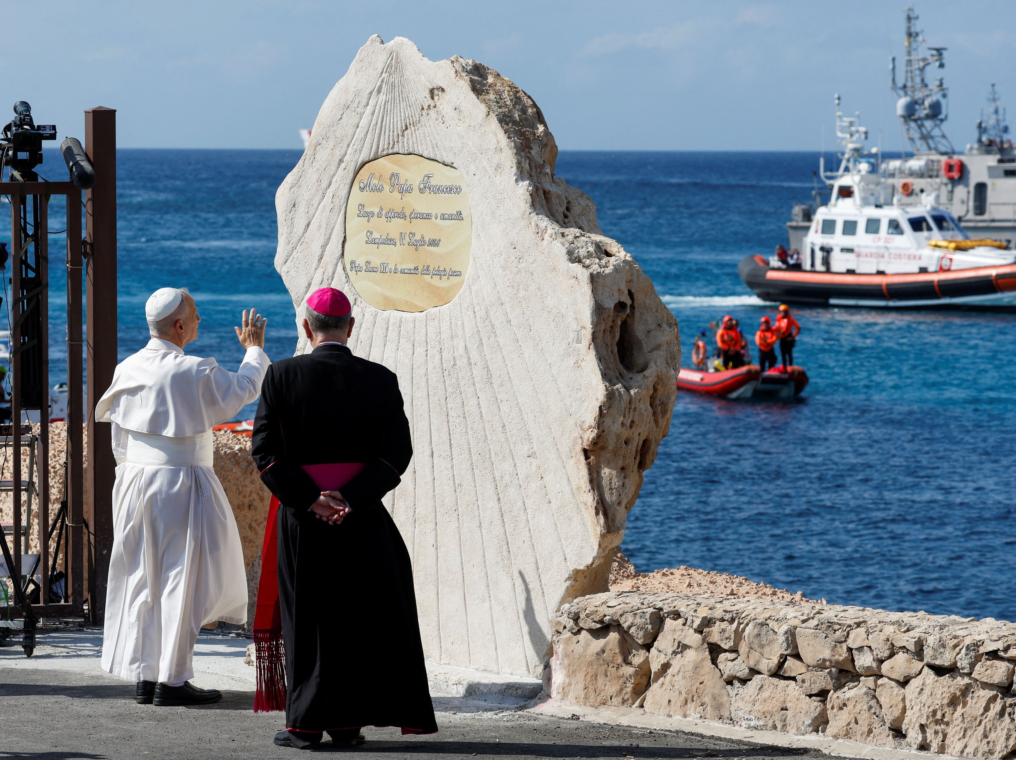 Leone XIV intitola a Lampedusa il molo degli sbarchi a papa Francesco / REUTERS