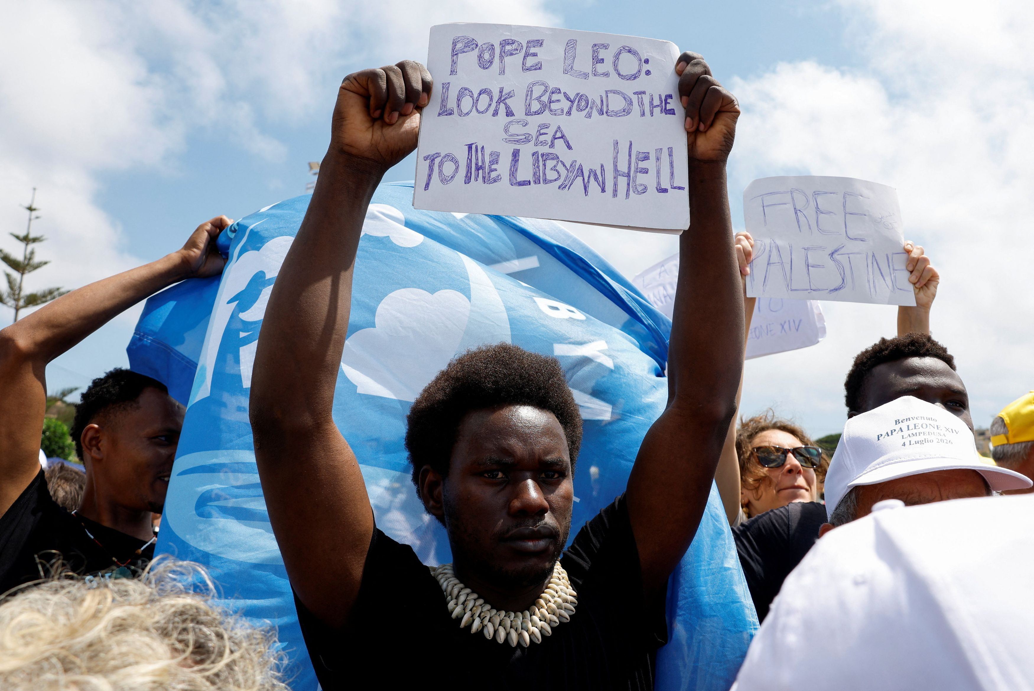 Un migrante alla Messa presieduta da Lene XIV a Lampedusa / REUTERS