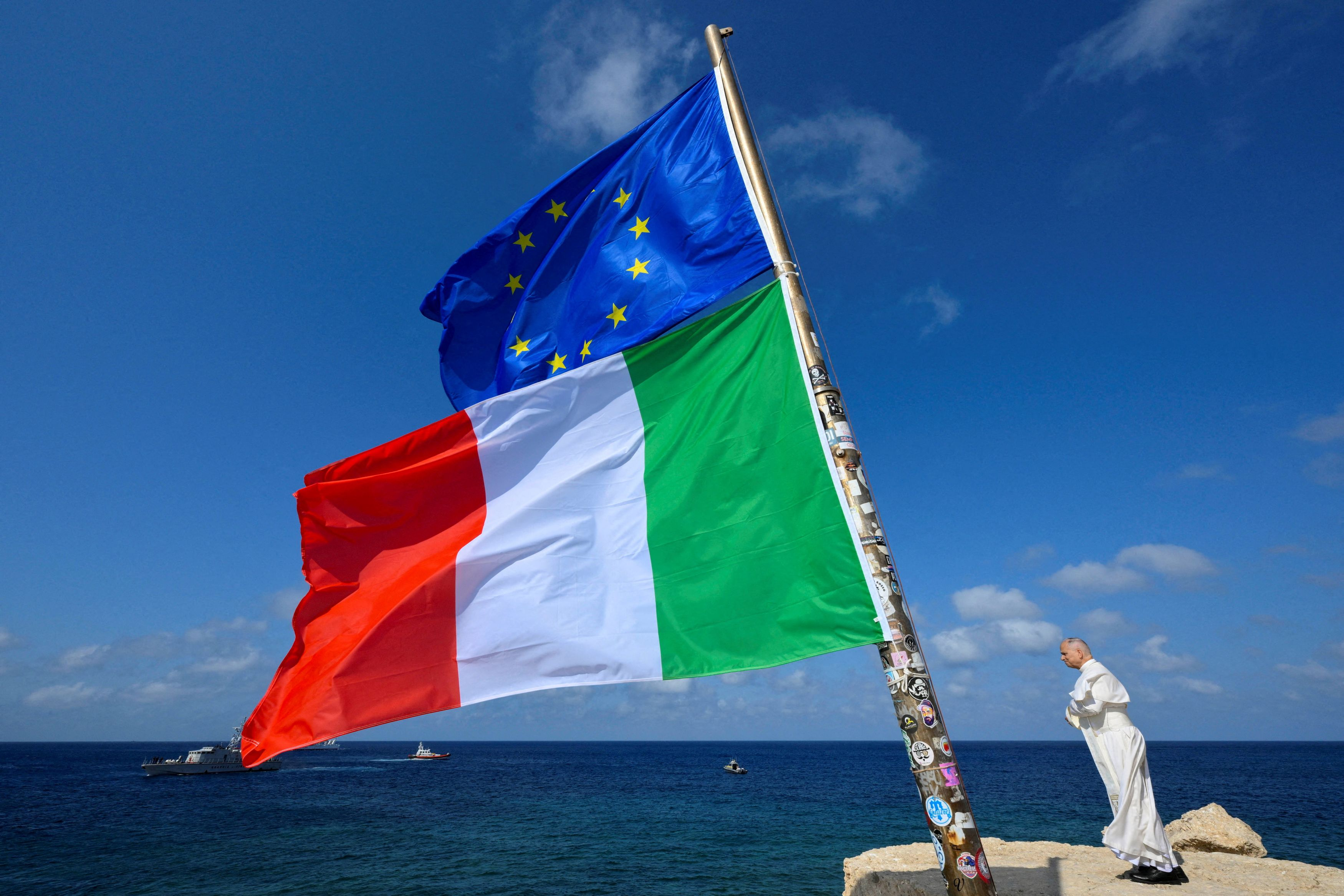 Papa Leone XIV da solo sugli scogli dell'isola di Lampedusa / Vatican Media