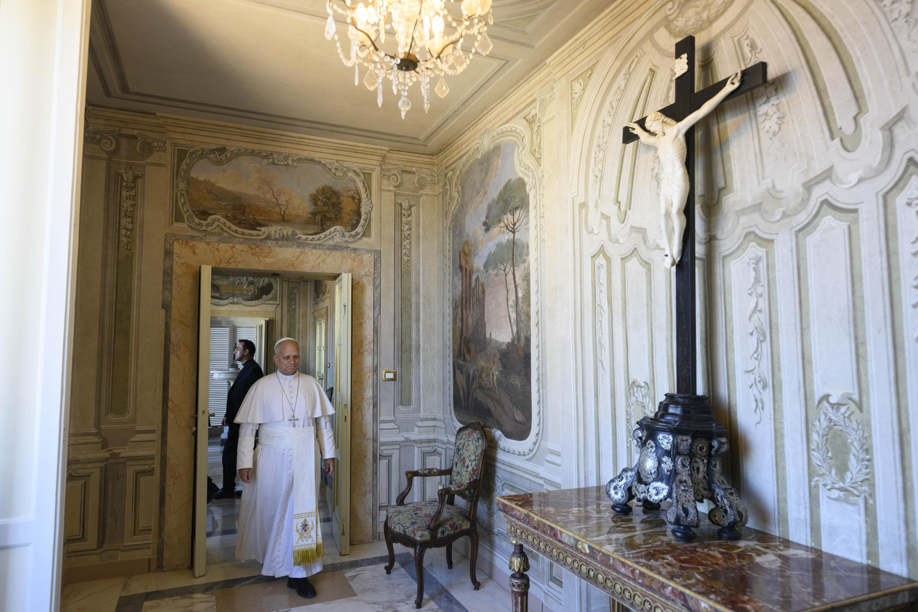 Papa Leone XIV, appena arrivato a Castel Gandolfo, entra nel Palazzo Apostolico dove risiederà per il periodo di riposo estivo / VATICAN MEDIA