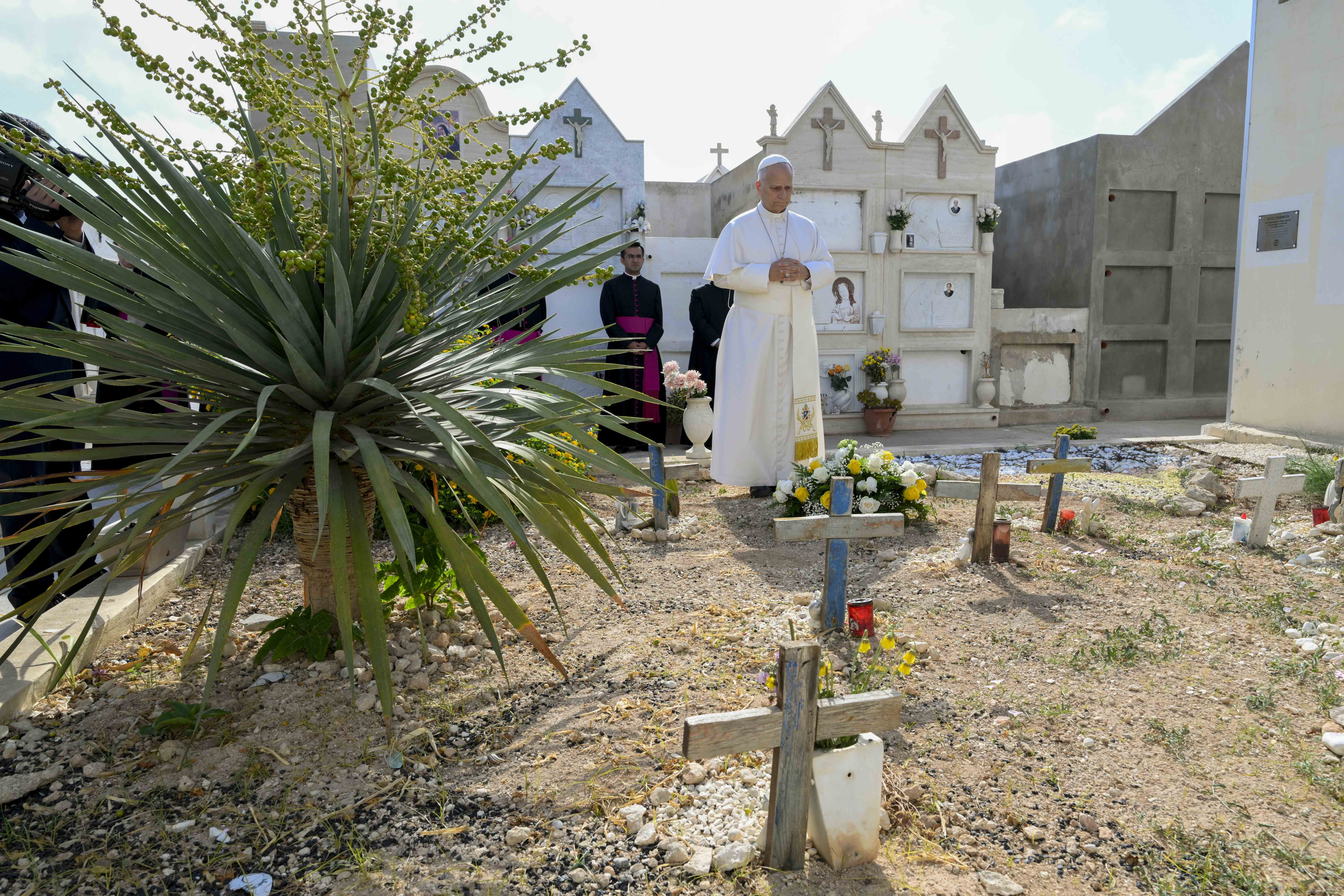 Il Papa prega davanti alle tombe dei migranti morti nei naufragi e sepolti nel cimitero di Lampedusa / VATICAN MEDIA