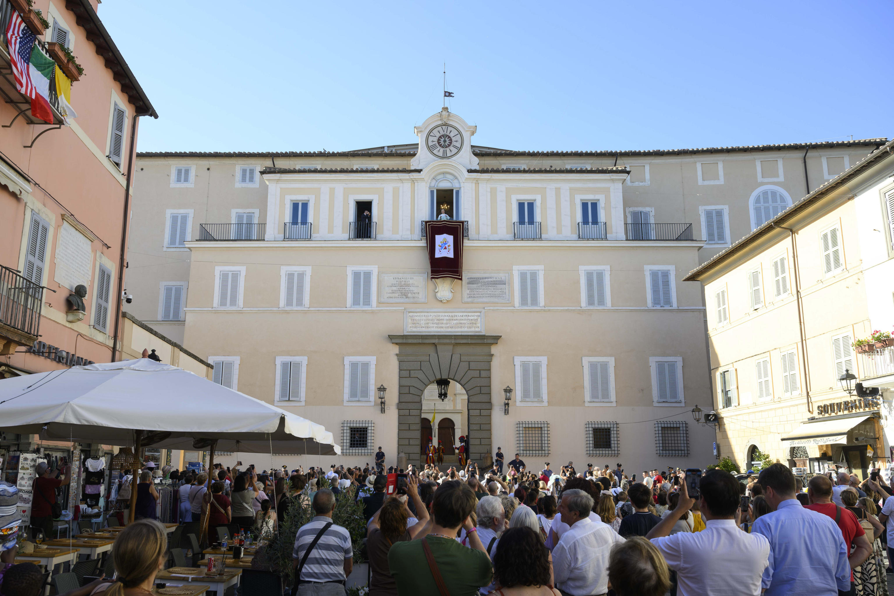 Papa Leone XIV, appena arrivato a Castel Gandolfo, saluta la popolazione dal Palazzo Apostolico dove risiederà per il periodo di riposo estivo / VATICAN MEDIA