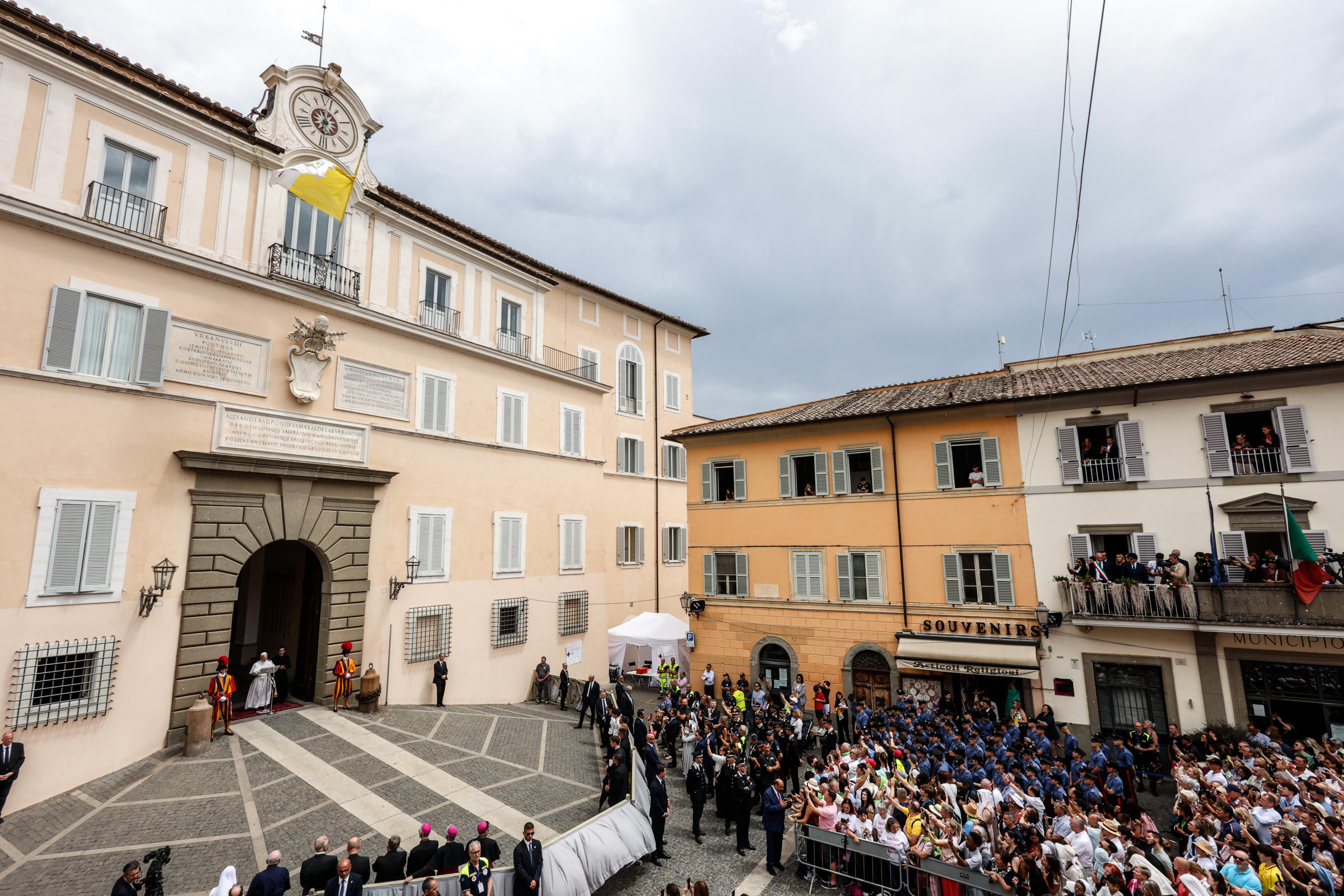 Papa Leone XIV guida la preghiera dell'Angelus di fronte al Palazzo Apostolico di Castel Gandolfo nell'estate 2025 / ANSA