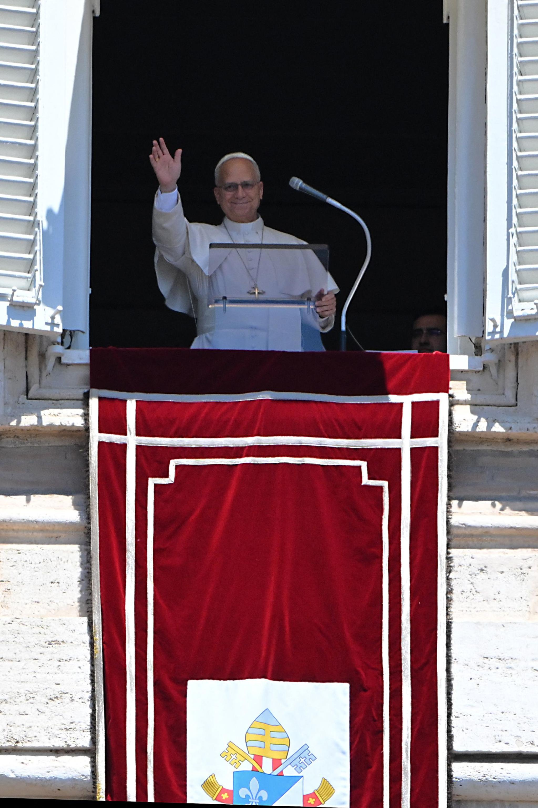 Leone XIV questa domenica 5 luglio guida la preghiera dell'Angelus in piazza San Pietro / AFP