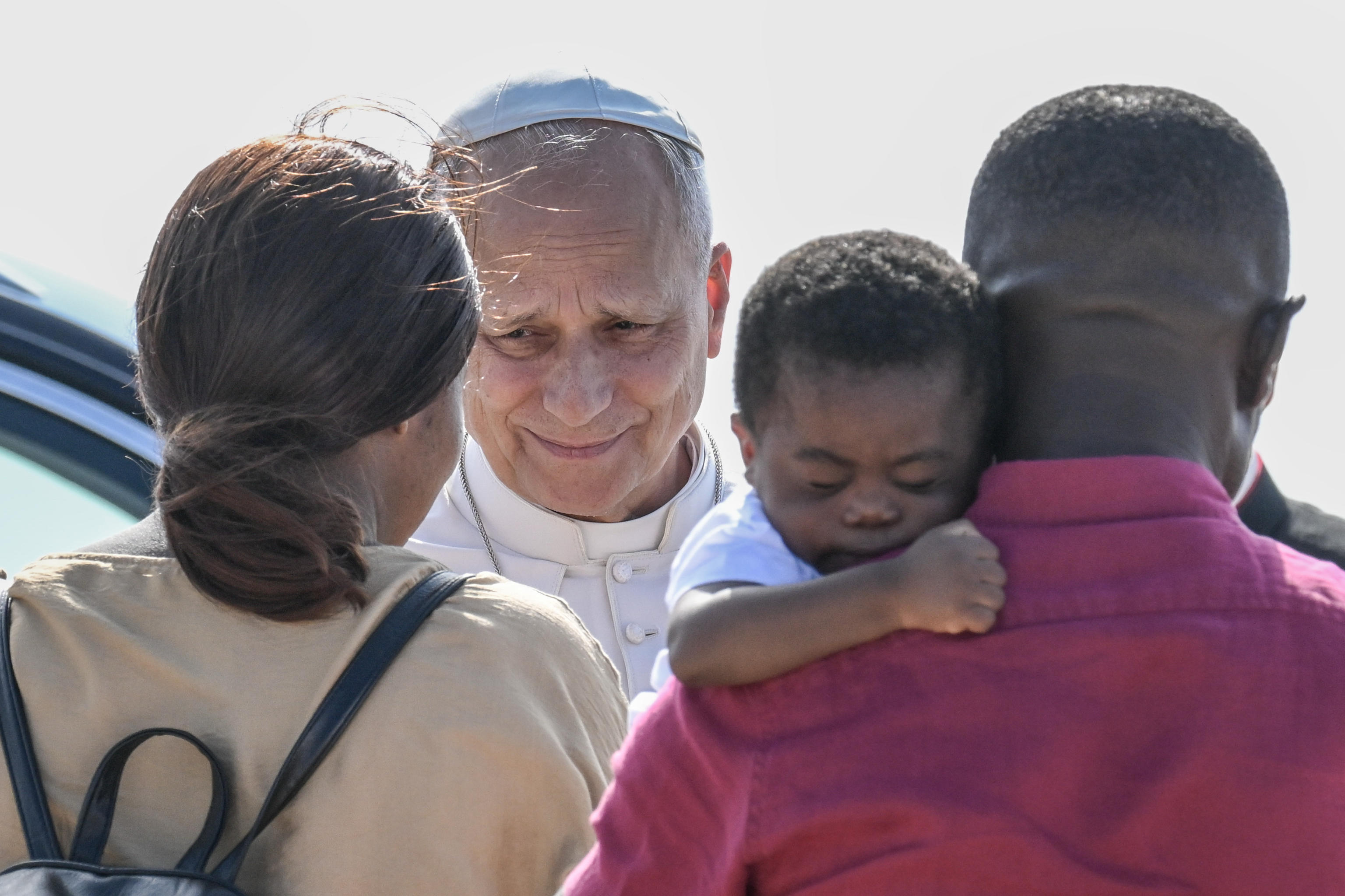 Il Papa con una famiglia di migranti a Lampedusa / ANSA