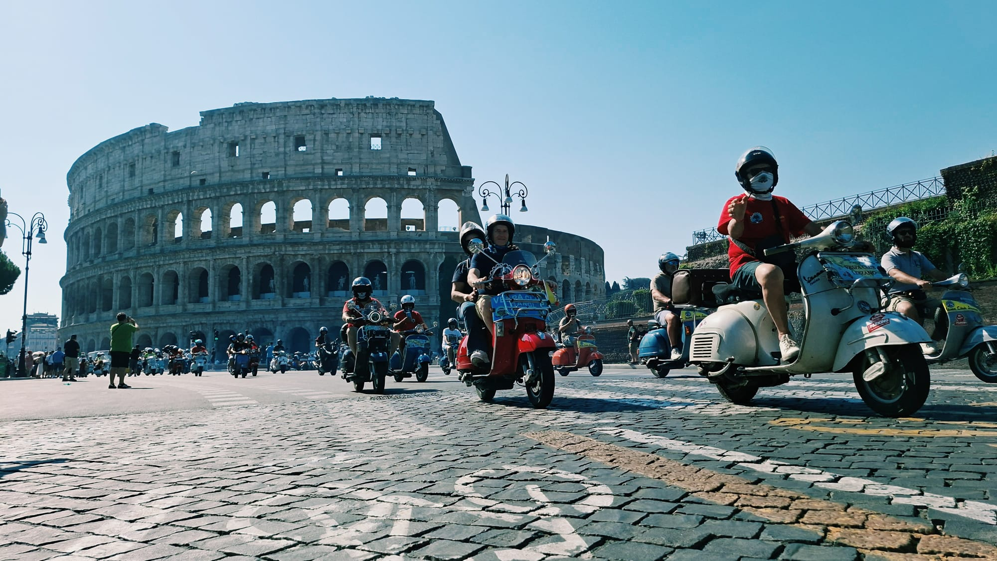 Migliaia di vespisti da tutto il mondo a Roma per il maxi raduno degli 80 anni / Giuseppe Matarazzo