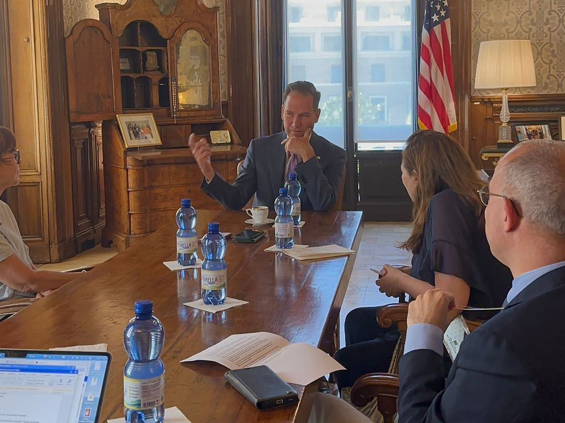 L’ambasciatore degli Stati Uniti presso la Santa Sede, Brian Burch, durante il colloquio con i giornalisti italiani