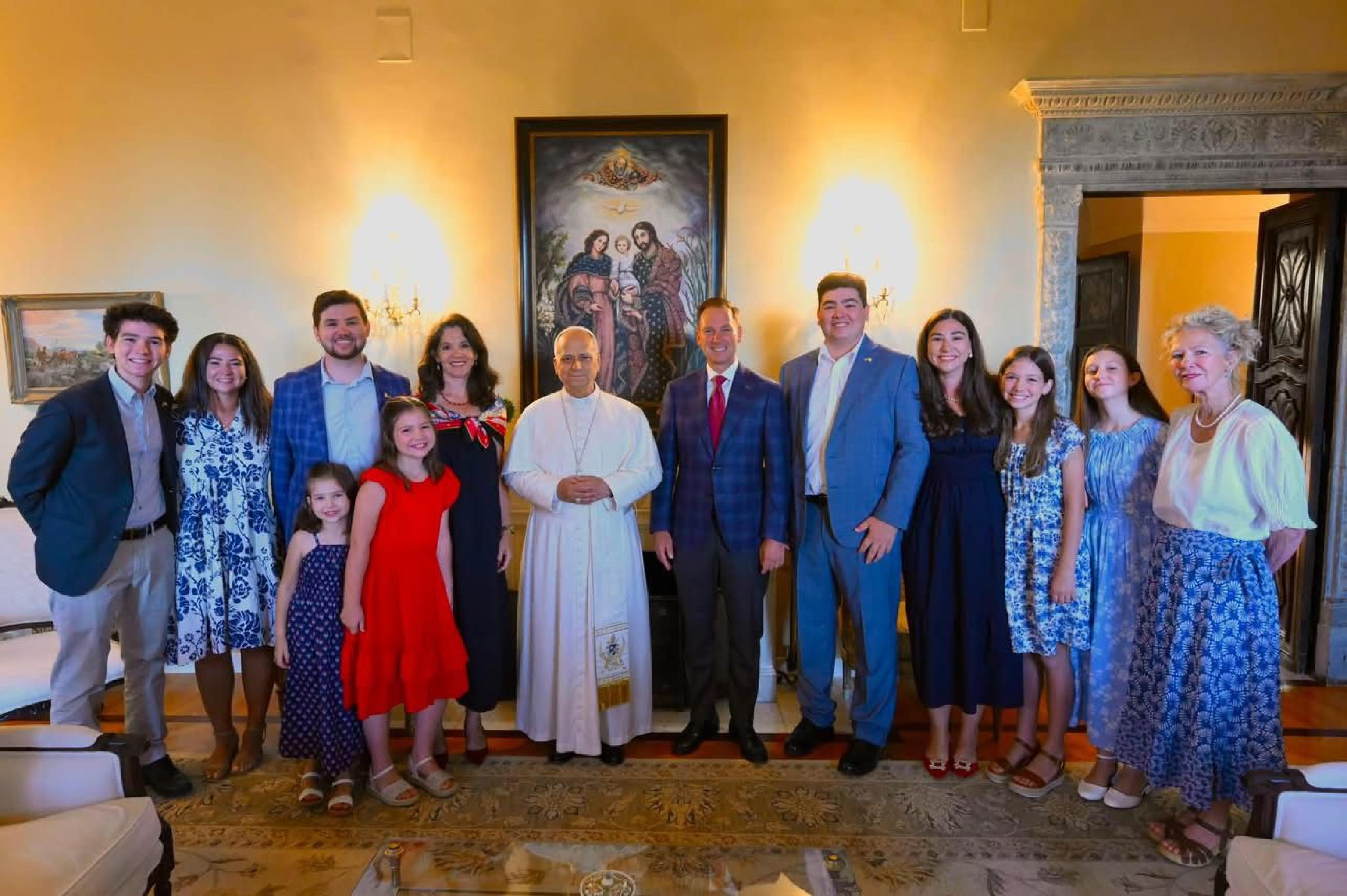 Papa Leone XIV con l'ambasciatore Usa presso la Santa Sede, Brian Burch, e la sua famiglia durante la cena del 4 luglio nella residenza del diplomatico a Roma per i 250 anni della Dichiarazione d'indipendenza / Ambasciata USA presso la Santa Sede