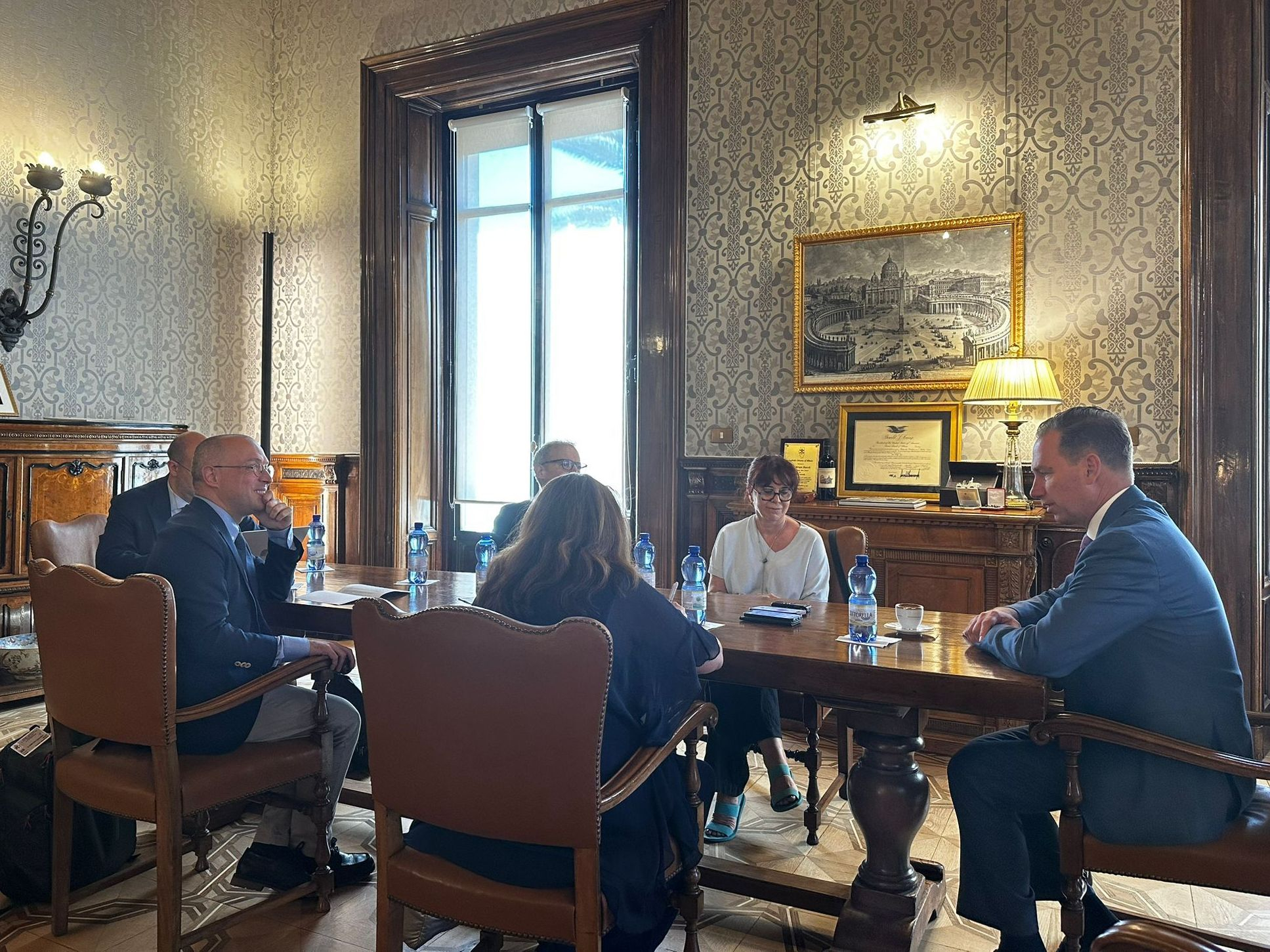 L’ambasciatore degli Stati Uniti presso la Santa Sede, Brian Burch, durante il colloquio con i giornalisti italiani