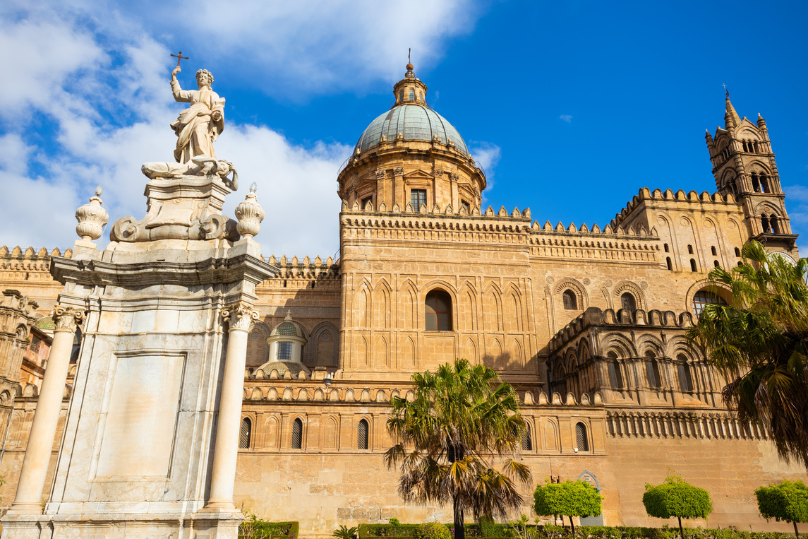 La Cattedrale di Palermo e la statua di Santa Rosalia, patrona della città / Icp