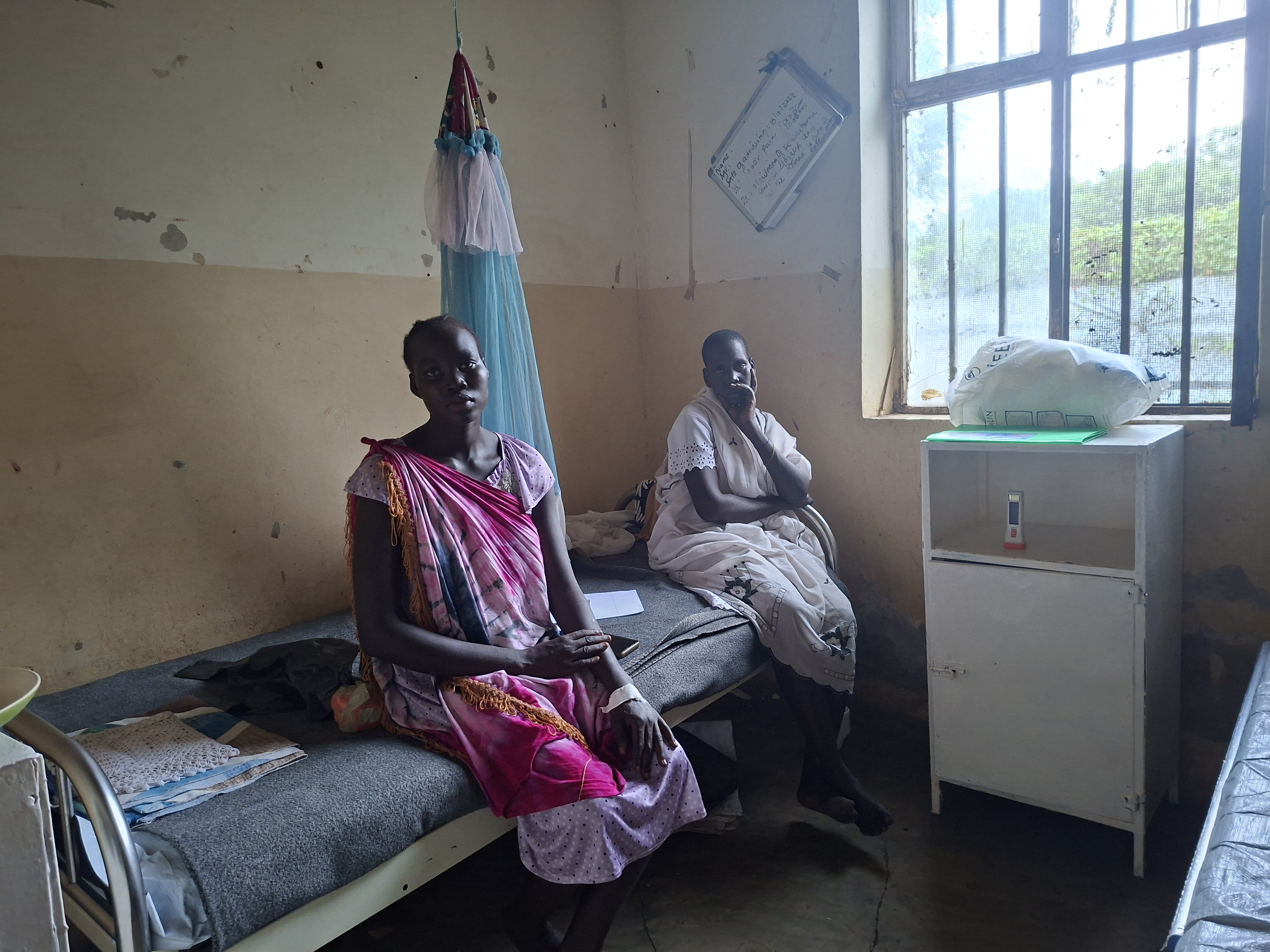 A sinistra, Nyaruot, 20 anni, ricoverata nell'ospedale di MSF ad Akobo