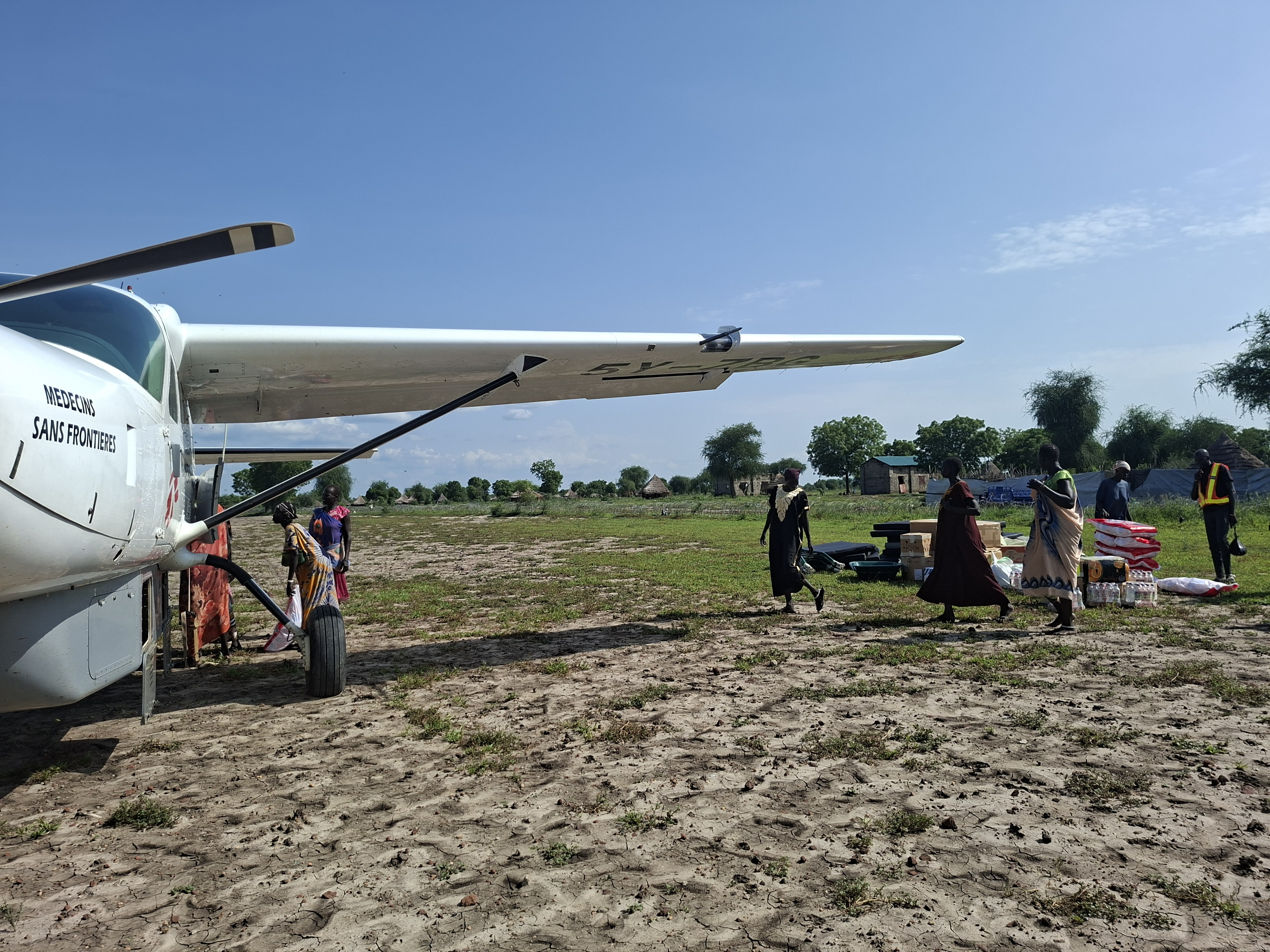 L'arrivo ad Akobo di un piccolo velivolo di MSF con aiuti per la comunità locale