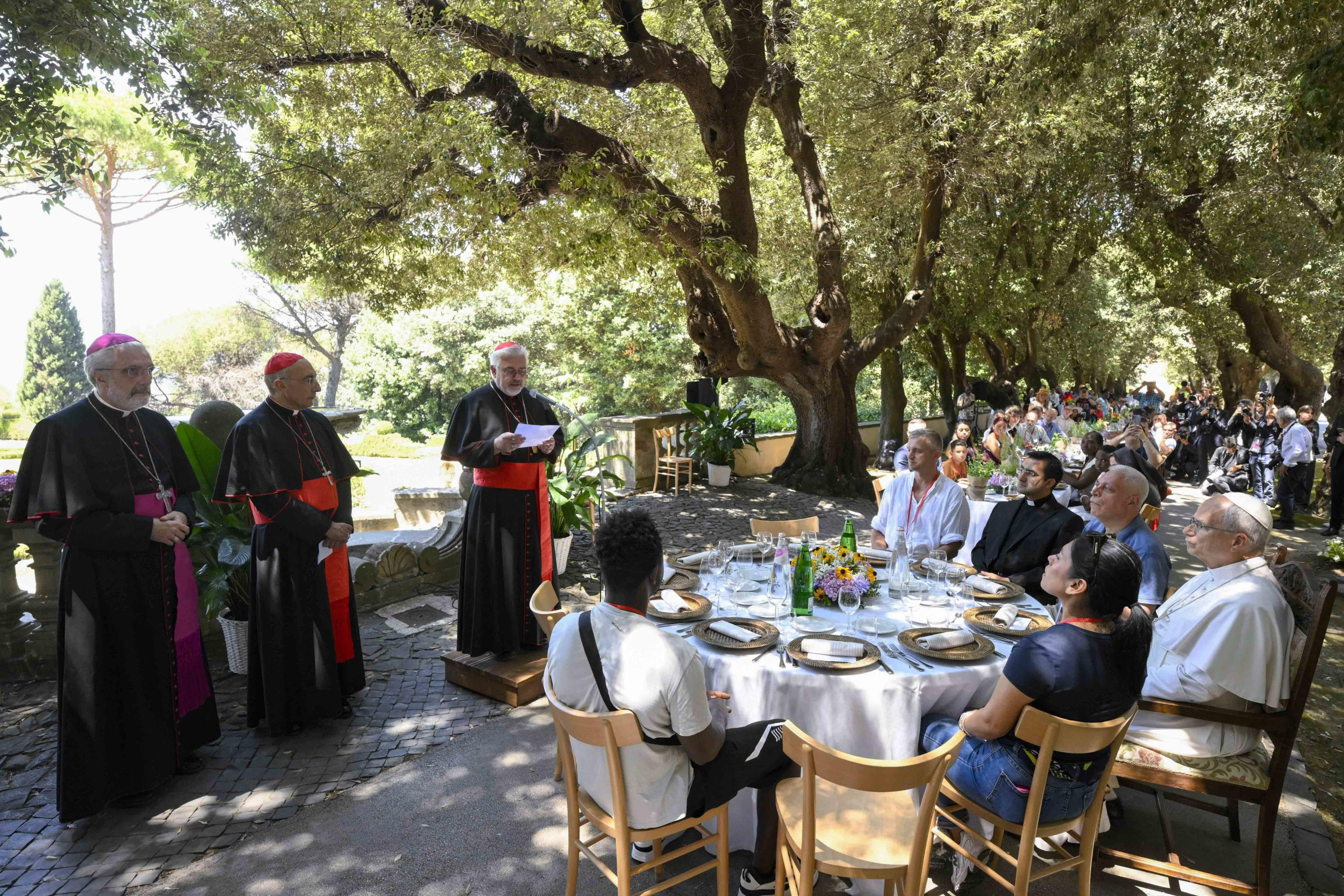 Il saluto del cardinale Fabio Baggio, direttore generale del Centro di alta formazione Laudato Sì prima del pranzo con il Papa a Castel Gandolfo / VATICAN MEDIA