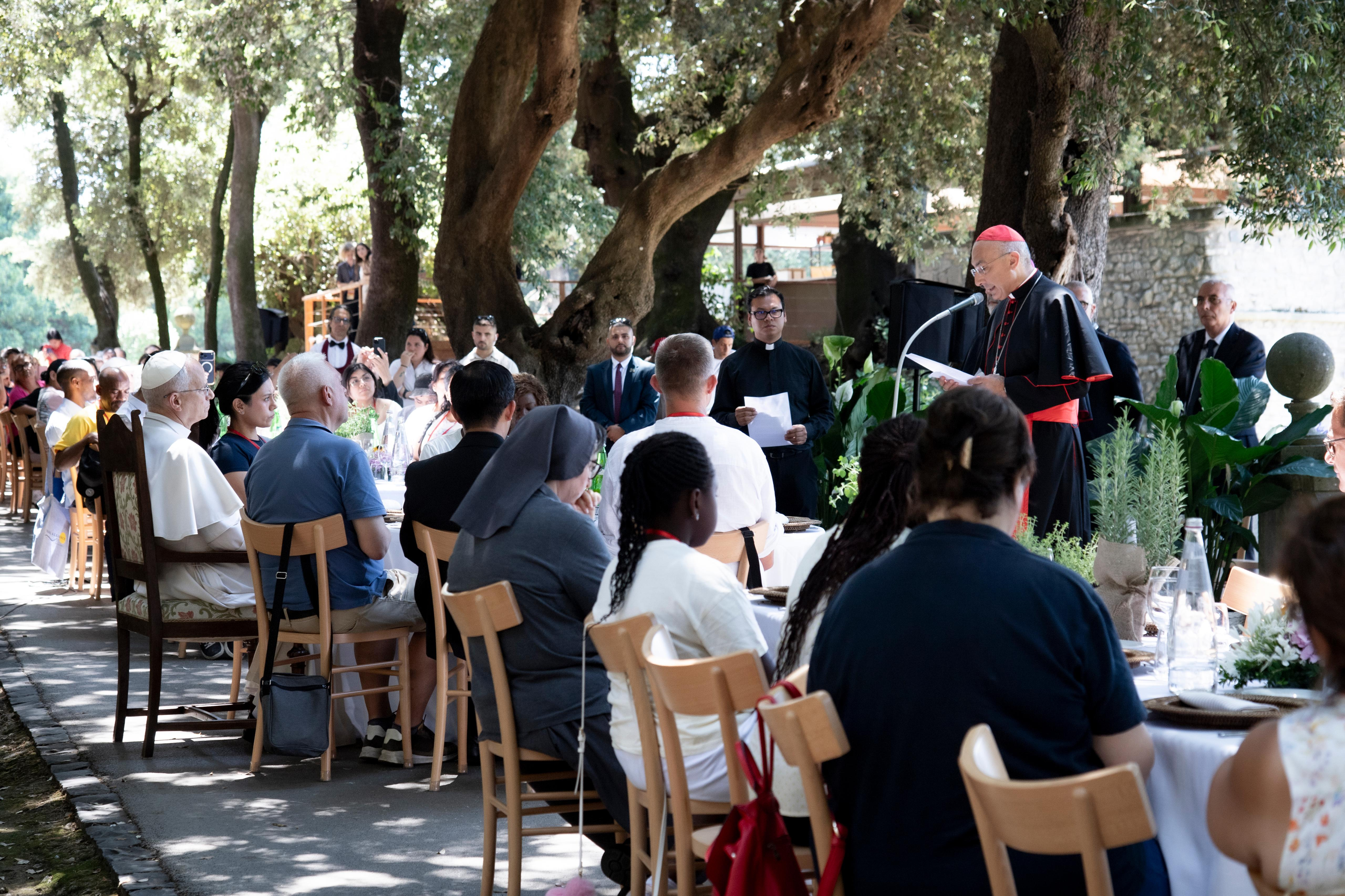 Il saluto del cardinale Reina all'inizio del pranzo dei poveri con il Papa a Castel Gandolfo / SICILIANI