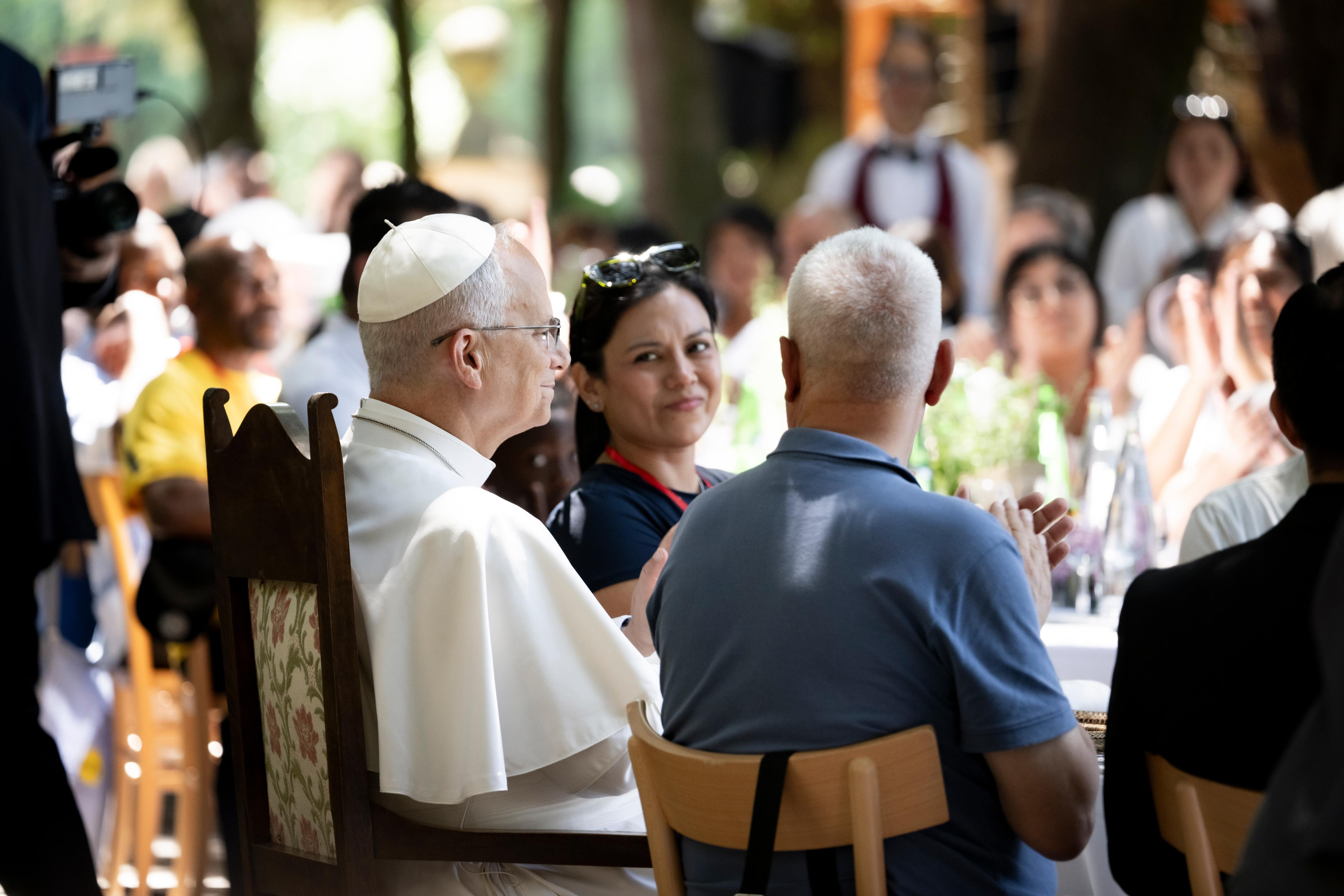 Il Papa al pranzo con i poveri nei giardini di Castel Gandolfo / SICILIANI