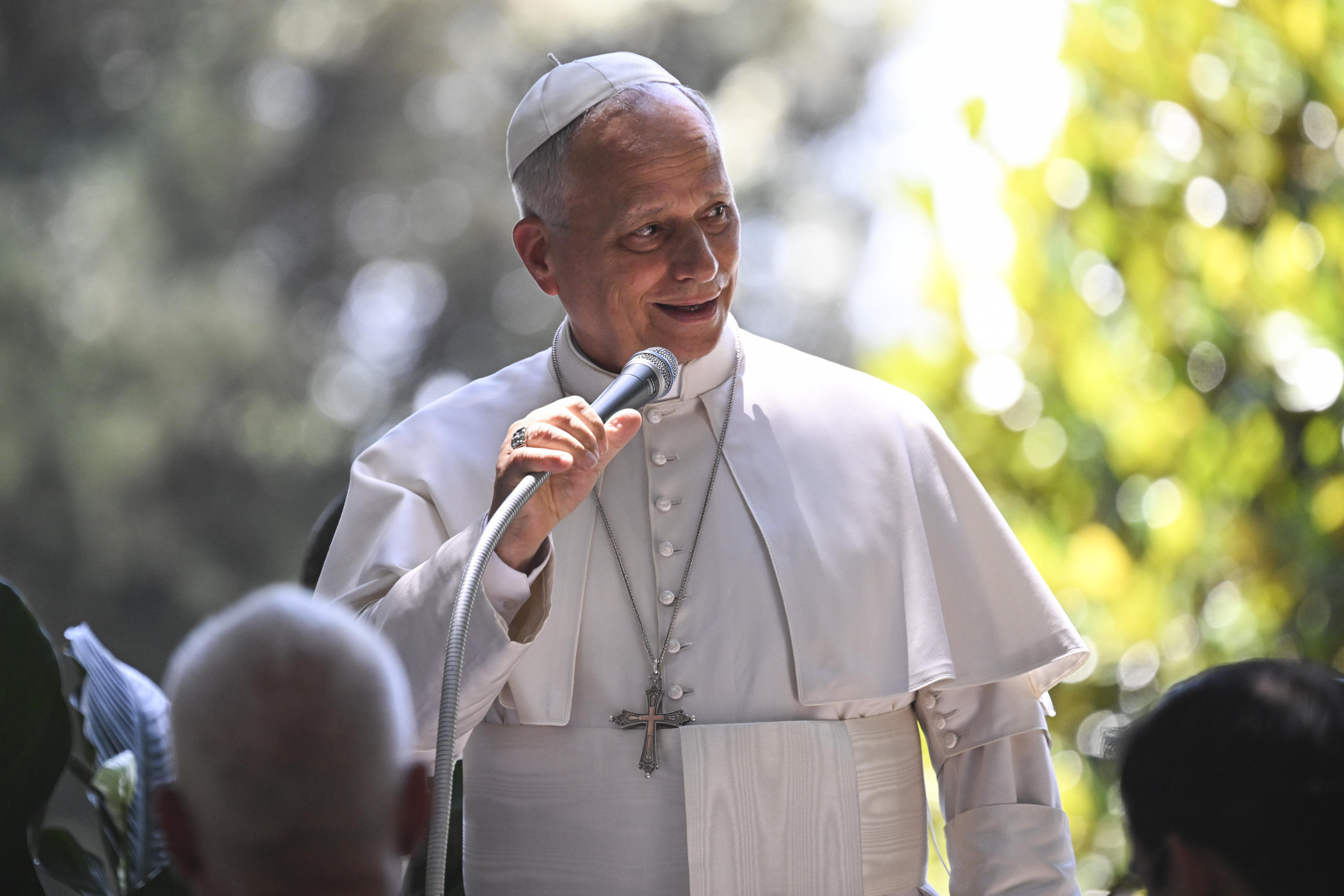 Papa Leone XIV saluta i commensali prima del pranzo nei giardini pontifici di Castel Gandolfo/ ANSA