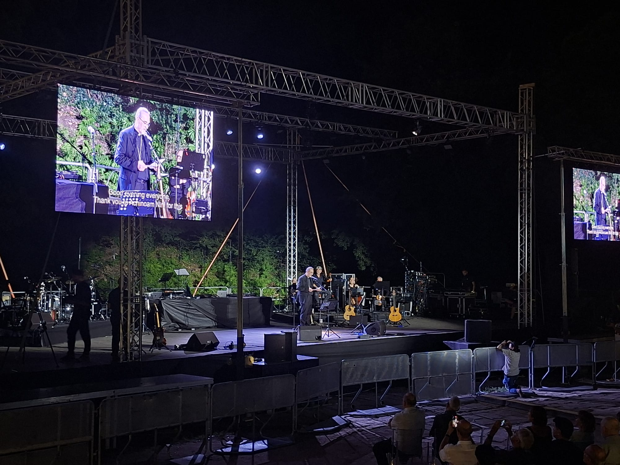  il cardinale Pierbattista Pizzaballa, patriarca latino di Gerusalemme, sul palco di Re-imagine Peace, il 12 luglio all'Anfiteatro delle Cascine di Firenze