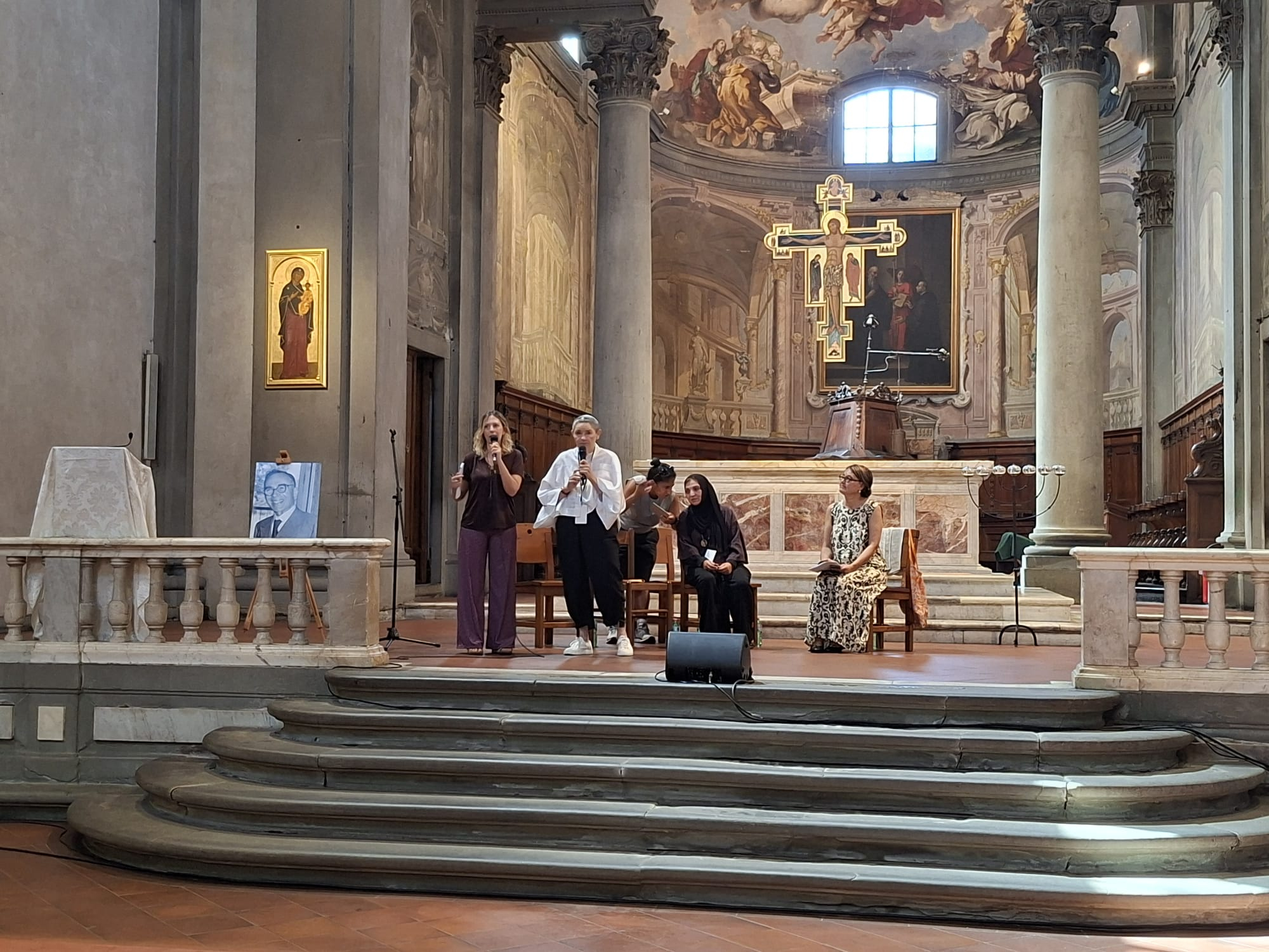Da destra la moderatrice Claudia Mazzucato, Bushra Awad, Robi Damelin (in piedi) e la traduttrice dell'incontro alla Badia fiorentina
