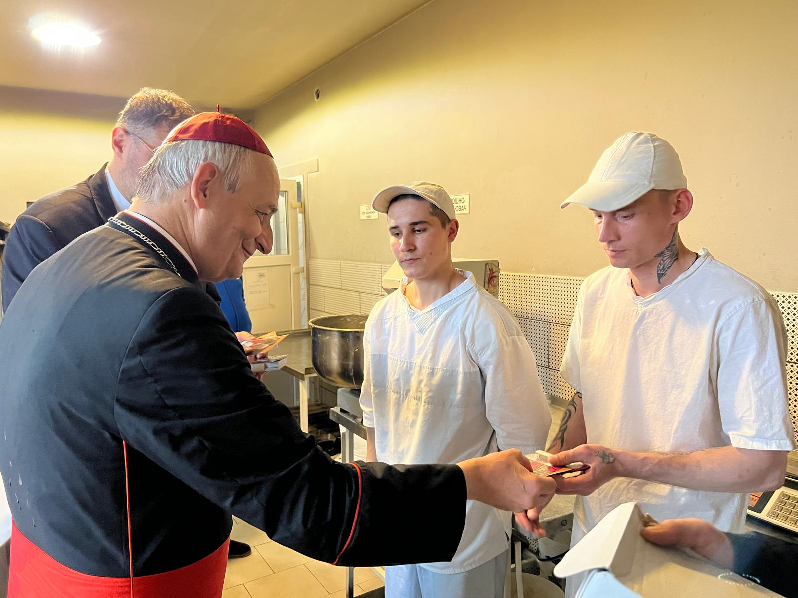 I prigionieri di guerra ricevono dal cardinale Zuppi i doni del Papa nelle cucine del campo di detenzione nella regione di Leopoli /  FOTO ESCLUSIVE DI GIACOMO GAMBASSI