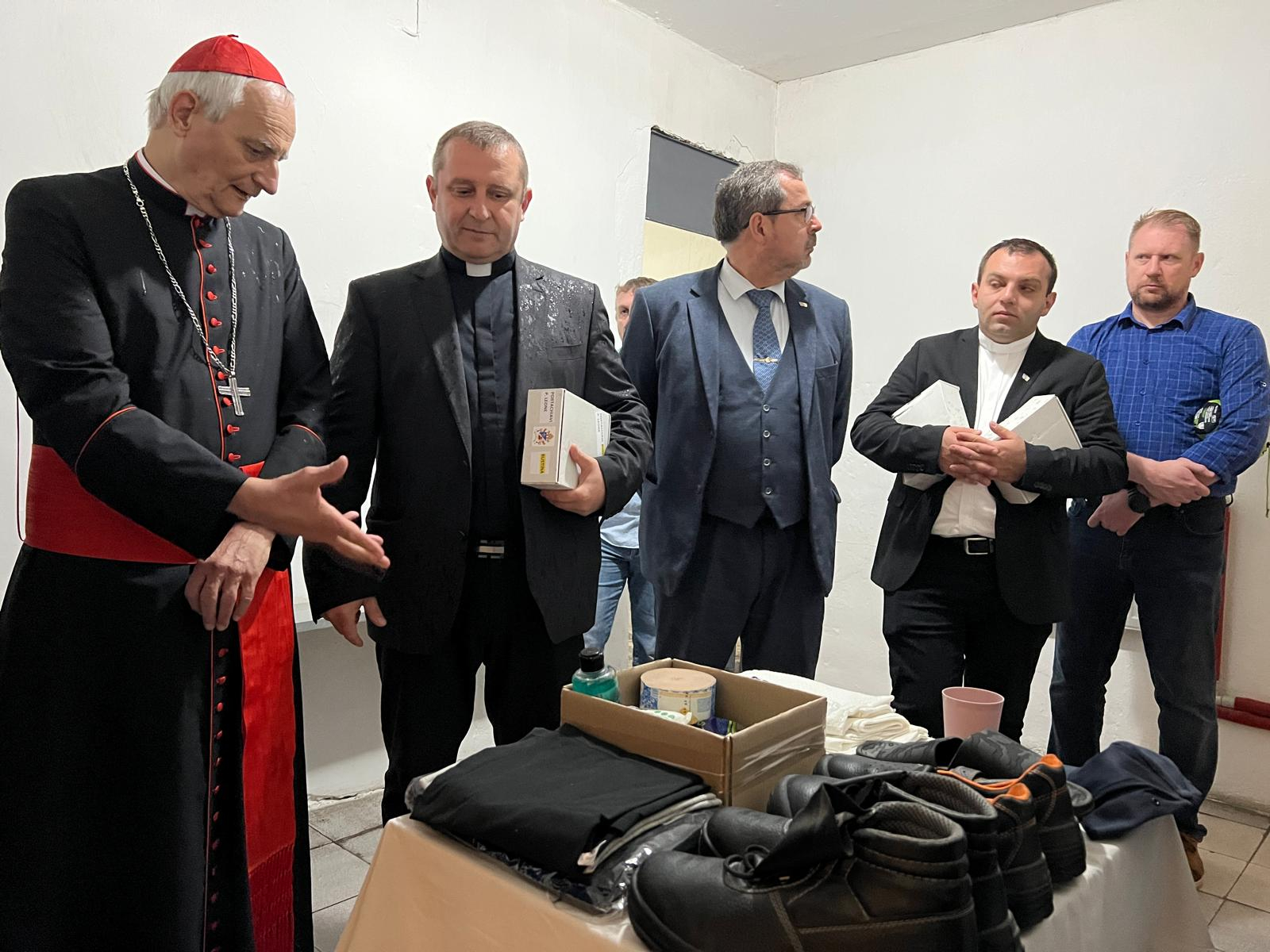 Il cardinale Zuppi nella stanza in cui i prigionieri di guerra ricevono il kit di detenzione / FOTO ESCLUSIVE DI GIACOMO GAMBASSI