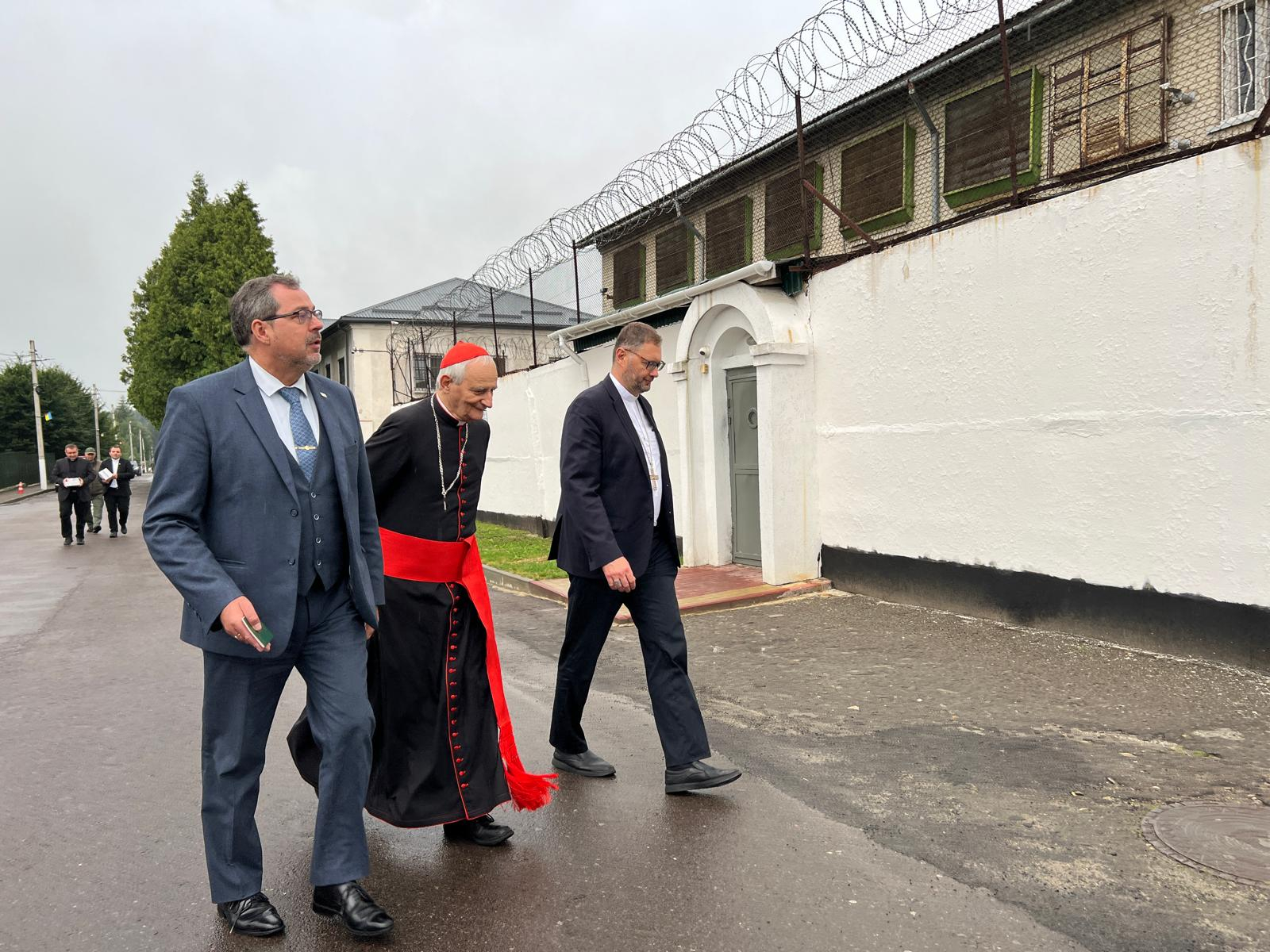 L'ingresso del cardinale Zuppi nel campo di detenzione dei prigionieri dell'esercito russo / FOTO ESCLUSIVE DI GIACOMO GAMBASSI