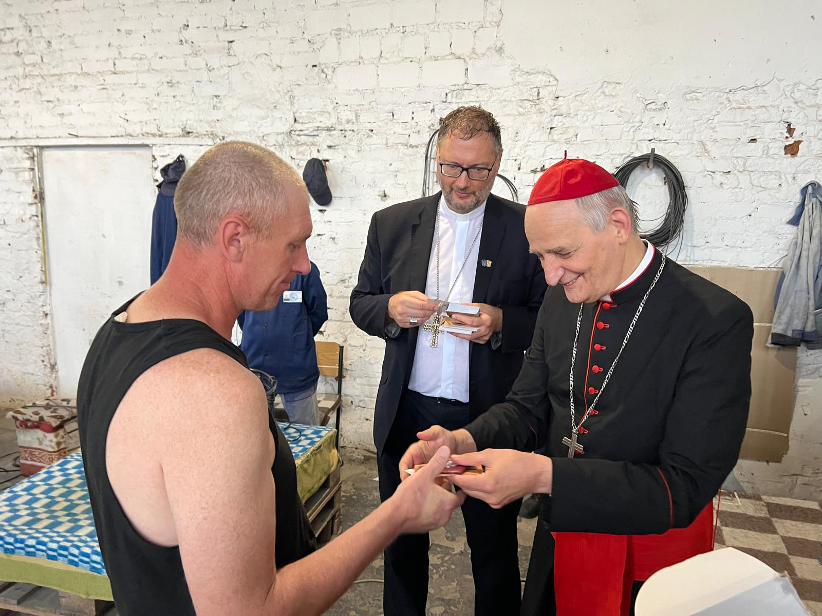 Il cardinale Zuppi insieme a uno dei prigionieri / FOTO ESCLUSIVE DI GIACOMO GAMBASSI