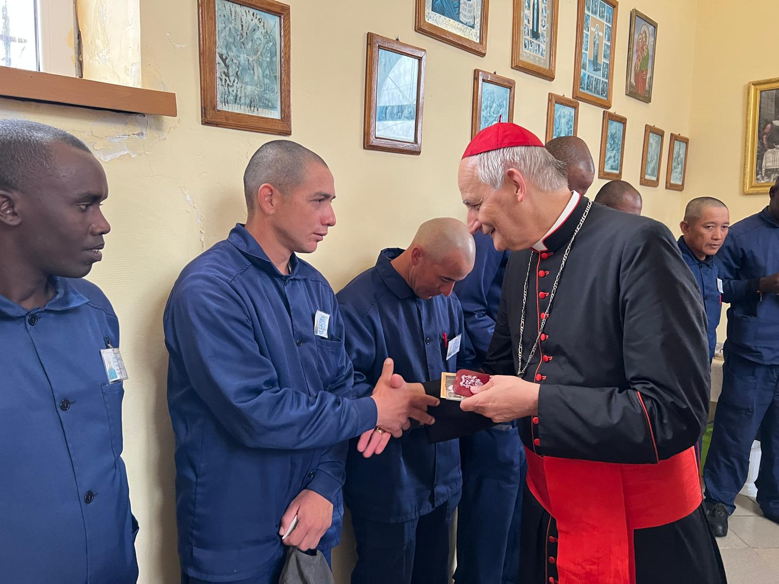I prigionieri di guerra stringono le mani a Zuppi nella chiesetta nel campo di detenzione nella regione di Leopoli /  FOTO ESCLUSIVE DI GIACOMO GAMBASSI