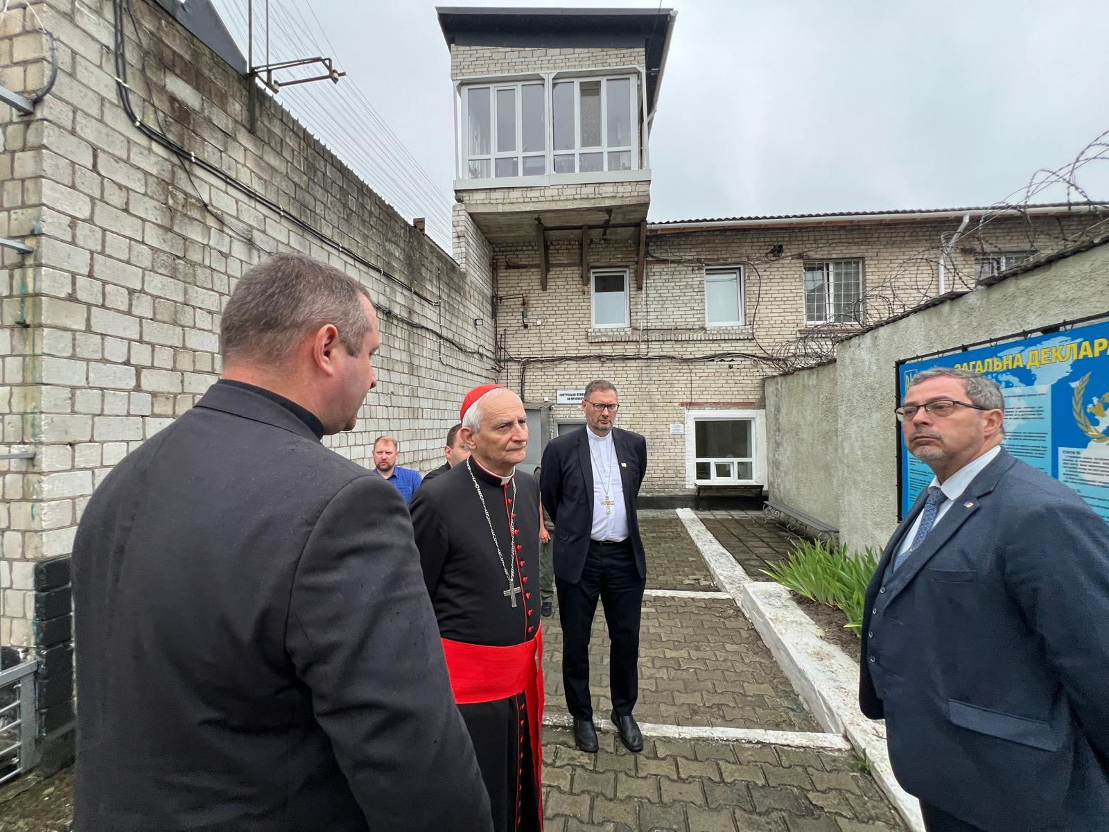 Il cardinale Zuppi con l'ambasciatore ucraino preso la Santa Sede Andrii Yurash (a destra) e, dietro, il nunzio apostolico in Ucraina, l’arcivescovo Visvaldas Kulbokas / FOTO ESCLUSIVE DI GIACOMO GAMBASSI