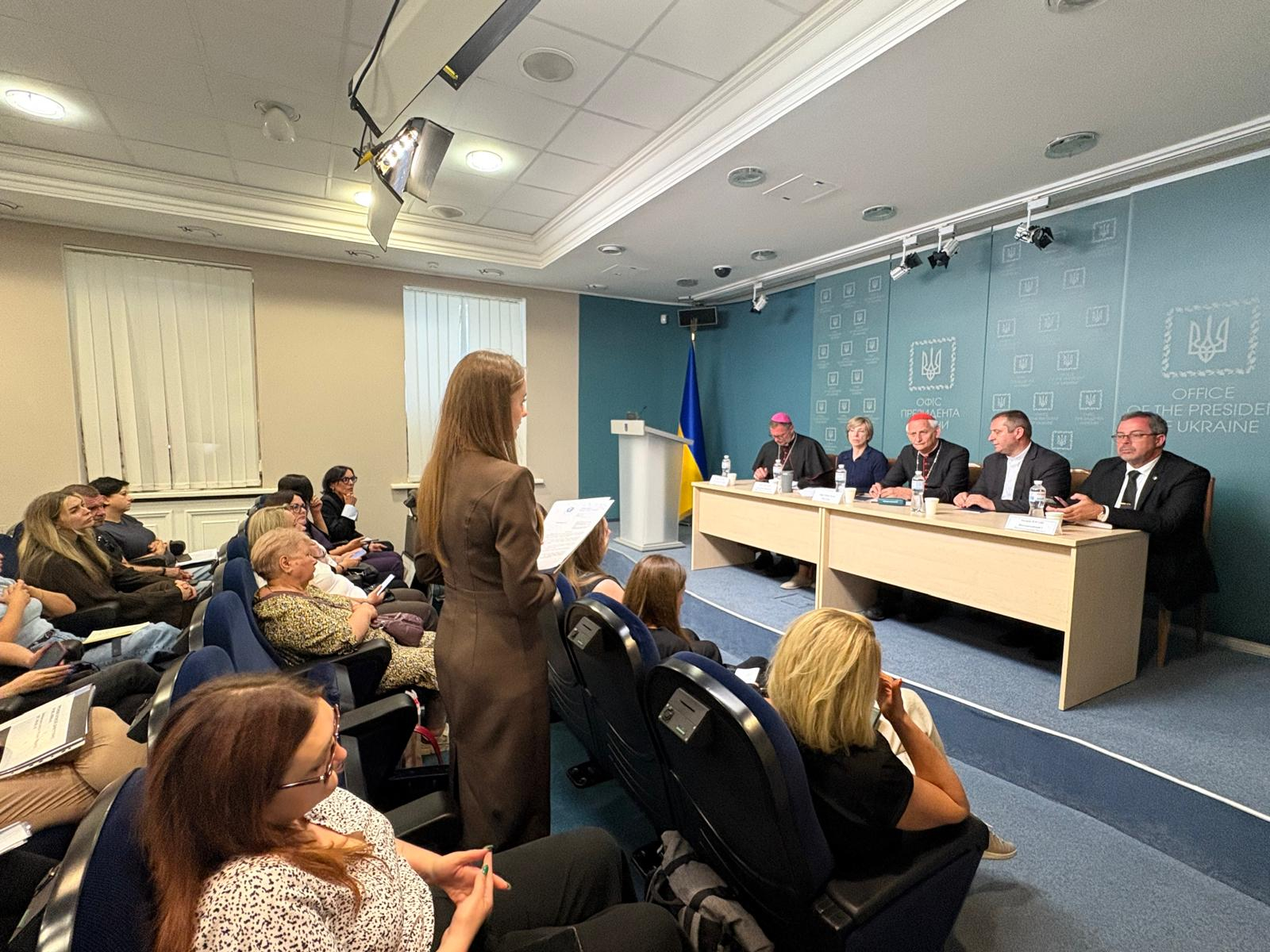 A Kiev l'incontro del cardinale Zuppi con le famiglie ucraine che hanno un parente prigioniero di guerra in Russia