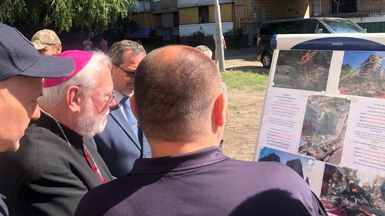 L'arcivescovo Gallagher visita l'agglomerato di Kiev attaccato lo scorso maggio / Vatican News