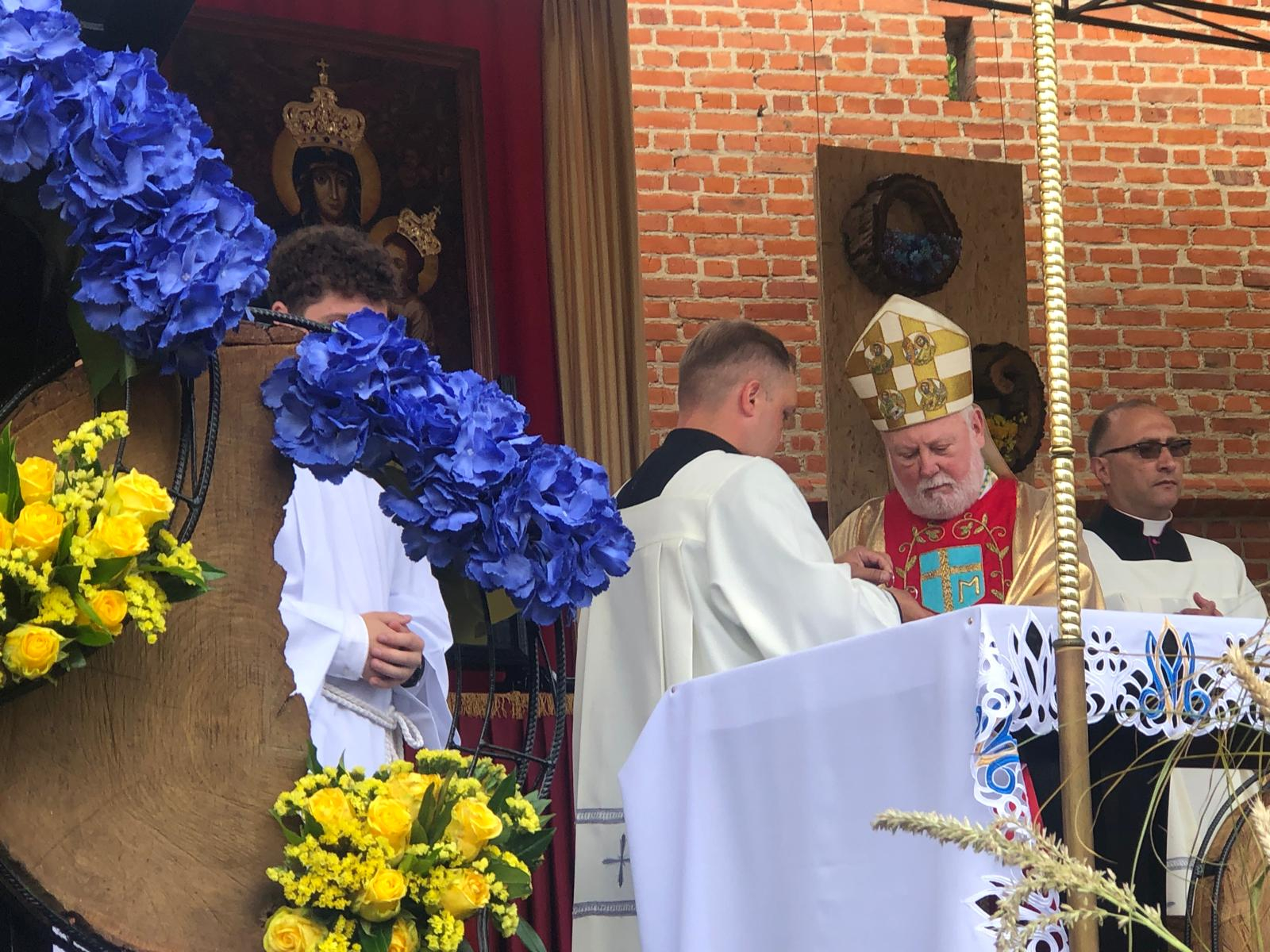 L'arcivescovo Gallagher presiede la Messa nel santuario della Madonna di Berdychiv in Ucraina / Vatican News