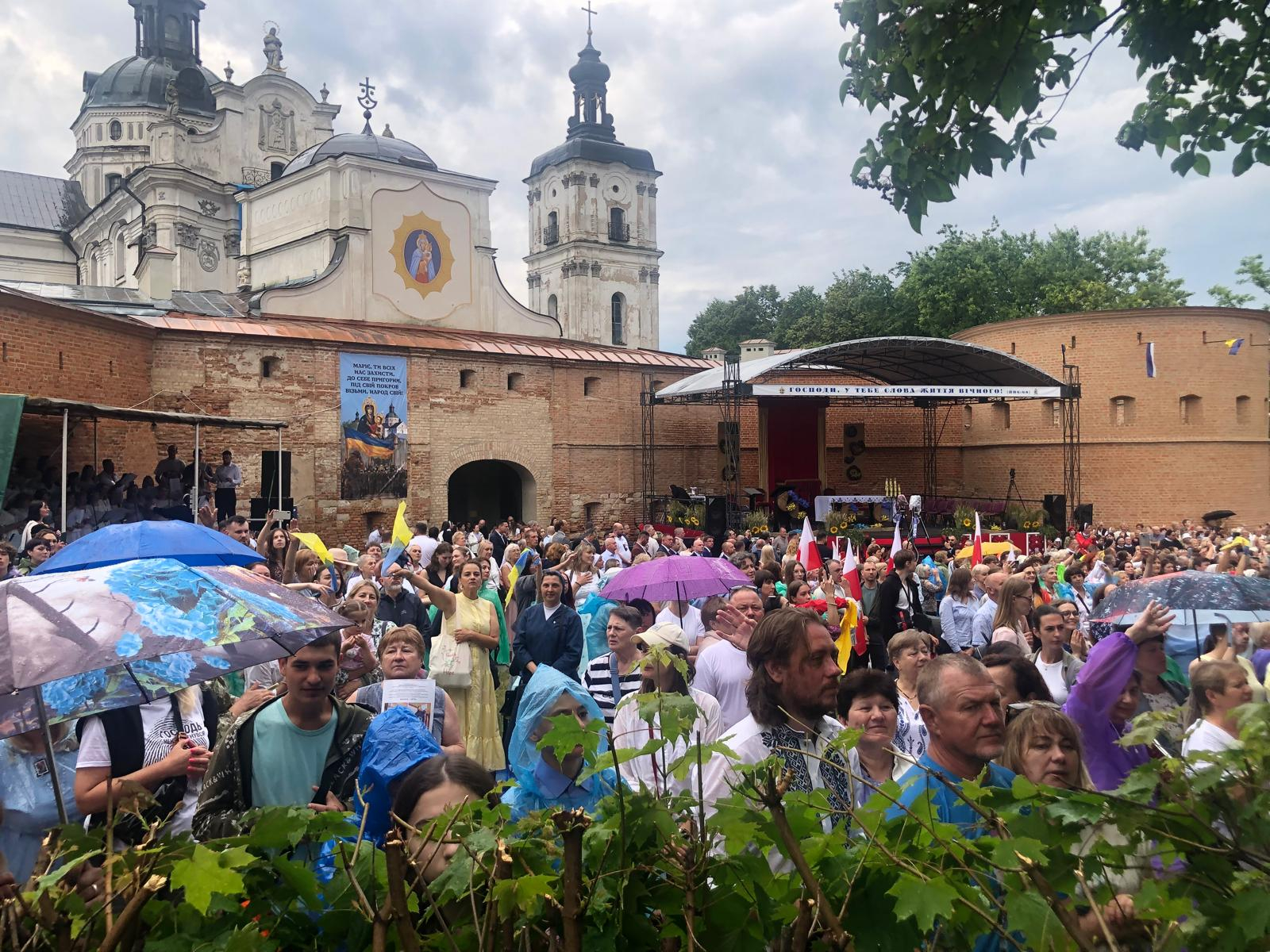 La Messa presieduta dall'arcivescovo Gallagher nel santuario della Madonna di Berdychiv in Ucraina / Vatican News