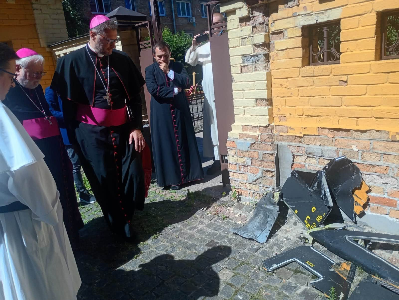 La visita dell'arcivescovo Gallagher all’Istituto teologico domenicano “San Tommaso d’Aquino” di Kiev danneggiato dagli attacchi russi / Facebook-Jaroslaw Krawiec
