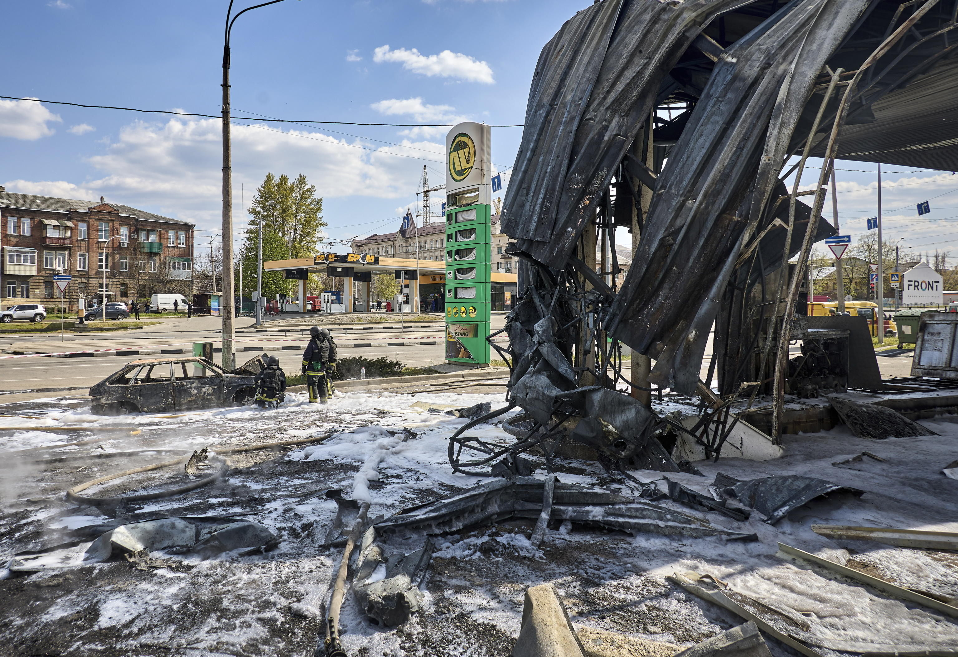 Un distributore di benzina bombardato dai russi a Kharkiv in Ucraina / ANSA