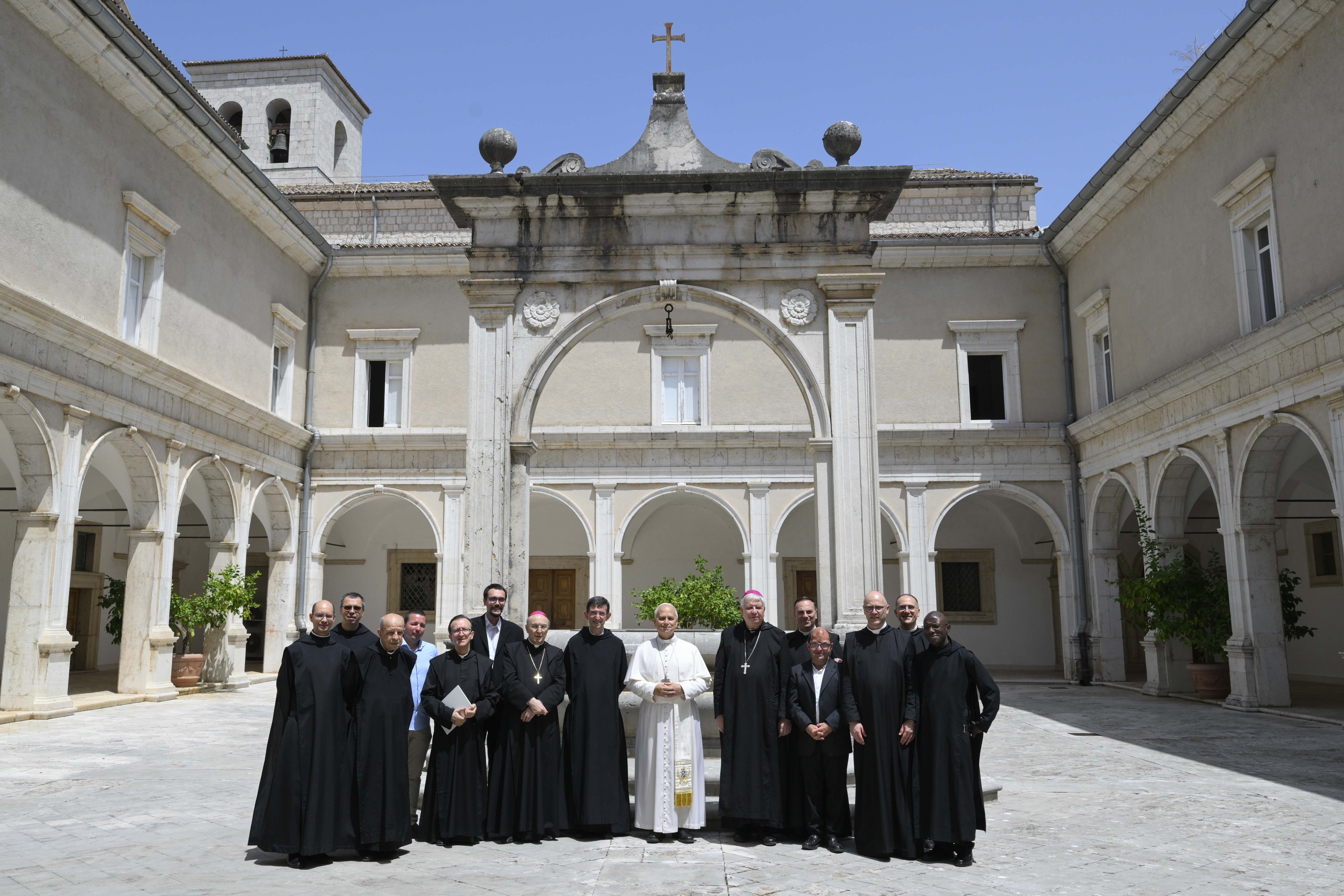 Papa Leone XIV con la comunità dell'abbazia di Montecassino / VATICAN MEDIA