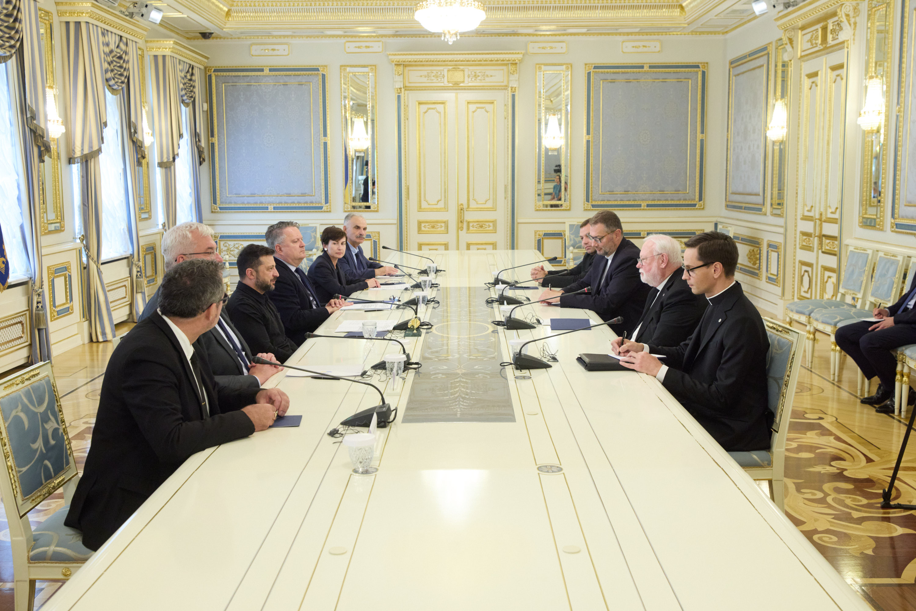 Il colloquio fra il presidente ucraino Volodymyr Zelensky e l'arcivescovo Paul Richard Gallagher, segretario per i rapporti con gli Stati della Santa Sede / Press Service Of The President Of Ukraine