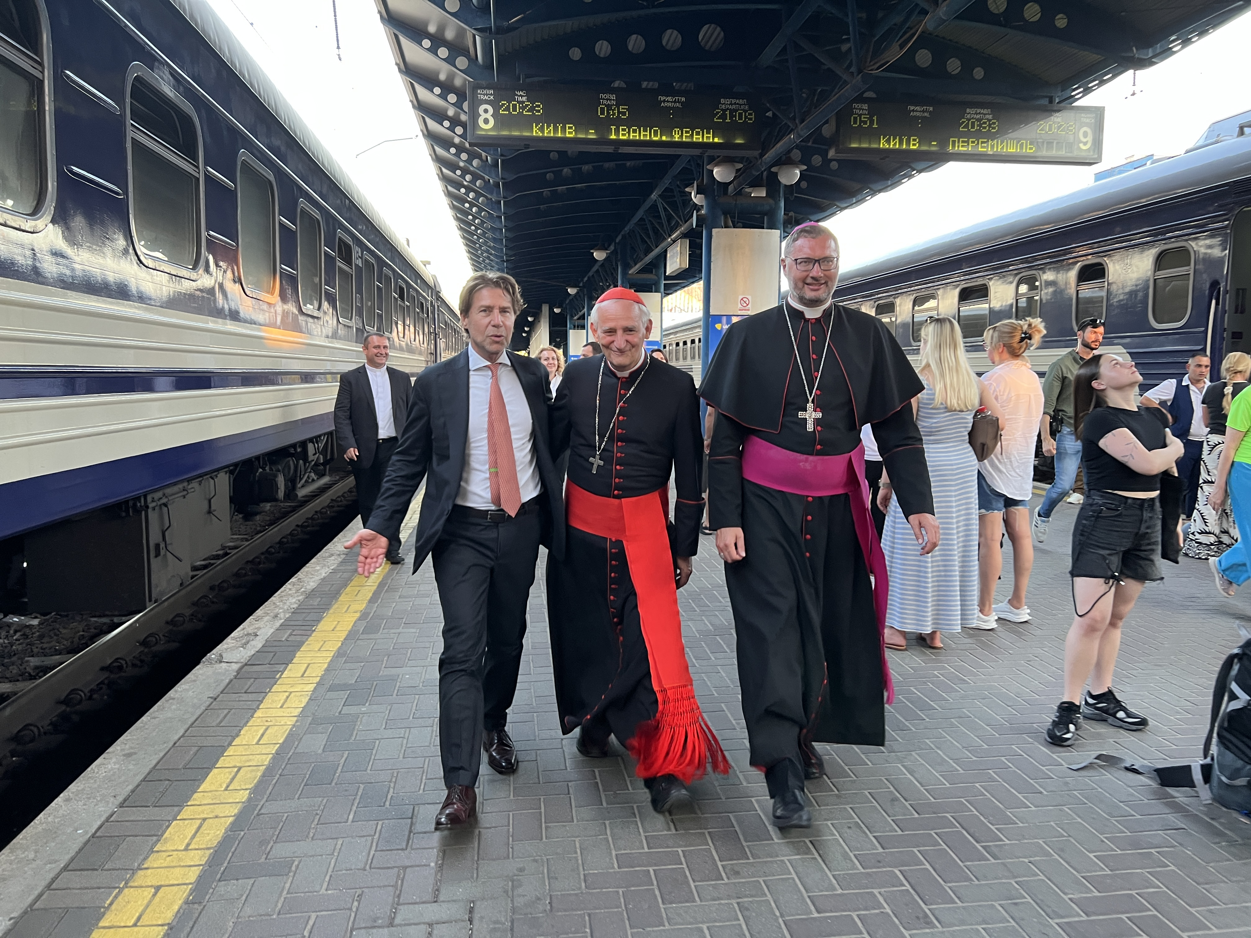 Il cardinale Zuppi alla stazione di Kiev per salutare i ragazzi ucraini in partenza per l'Italia che saranno ospiti delle diocesi della Penisola / Gambassi