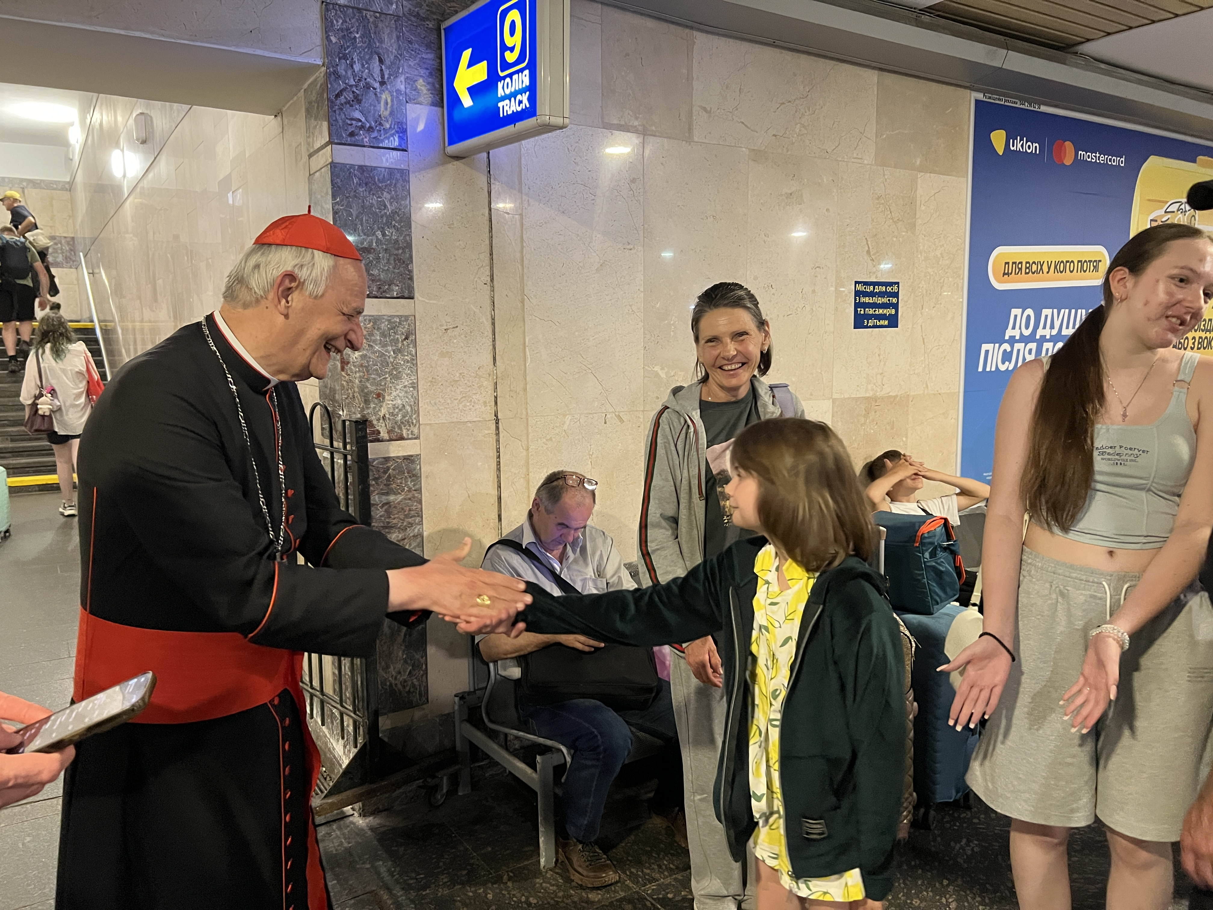 Il presidente della Cei Matteo Zuppi alla stazione di Kiev saluta i giovani ucraini in partenza per l'Italia / Gambassi