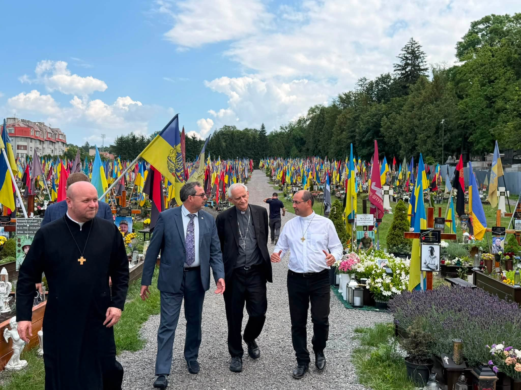 Il cardinale Matteo Zuppi in Ucraina mentre visita il cimitero di Leopoli