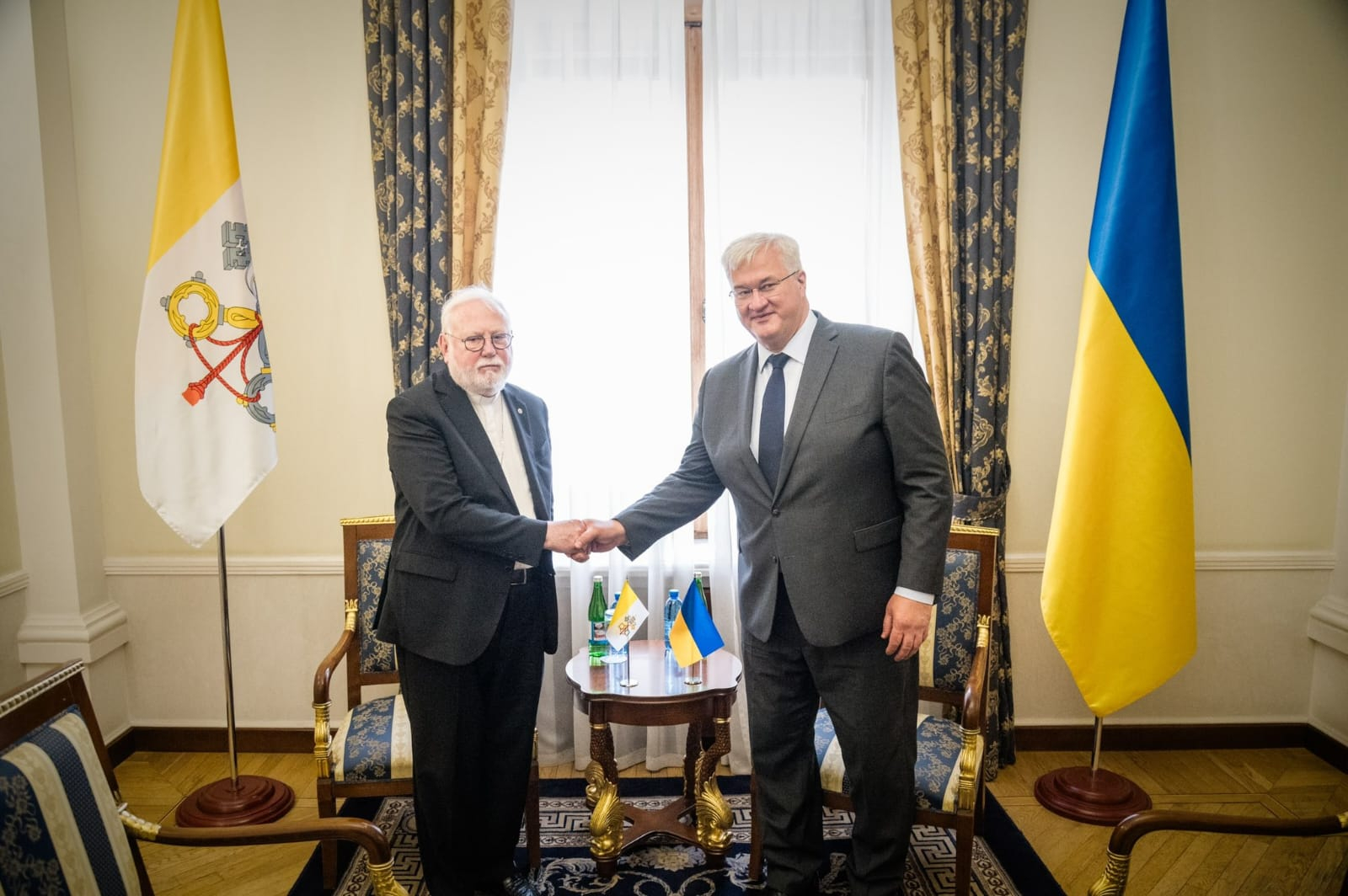 L'arcivescovo Paul Richard Gallagher con il ministro degli Esteri ucraino, Andrii Sybiha / Ministero degli Esteri