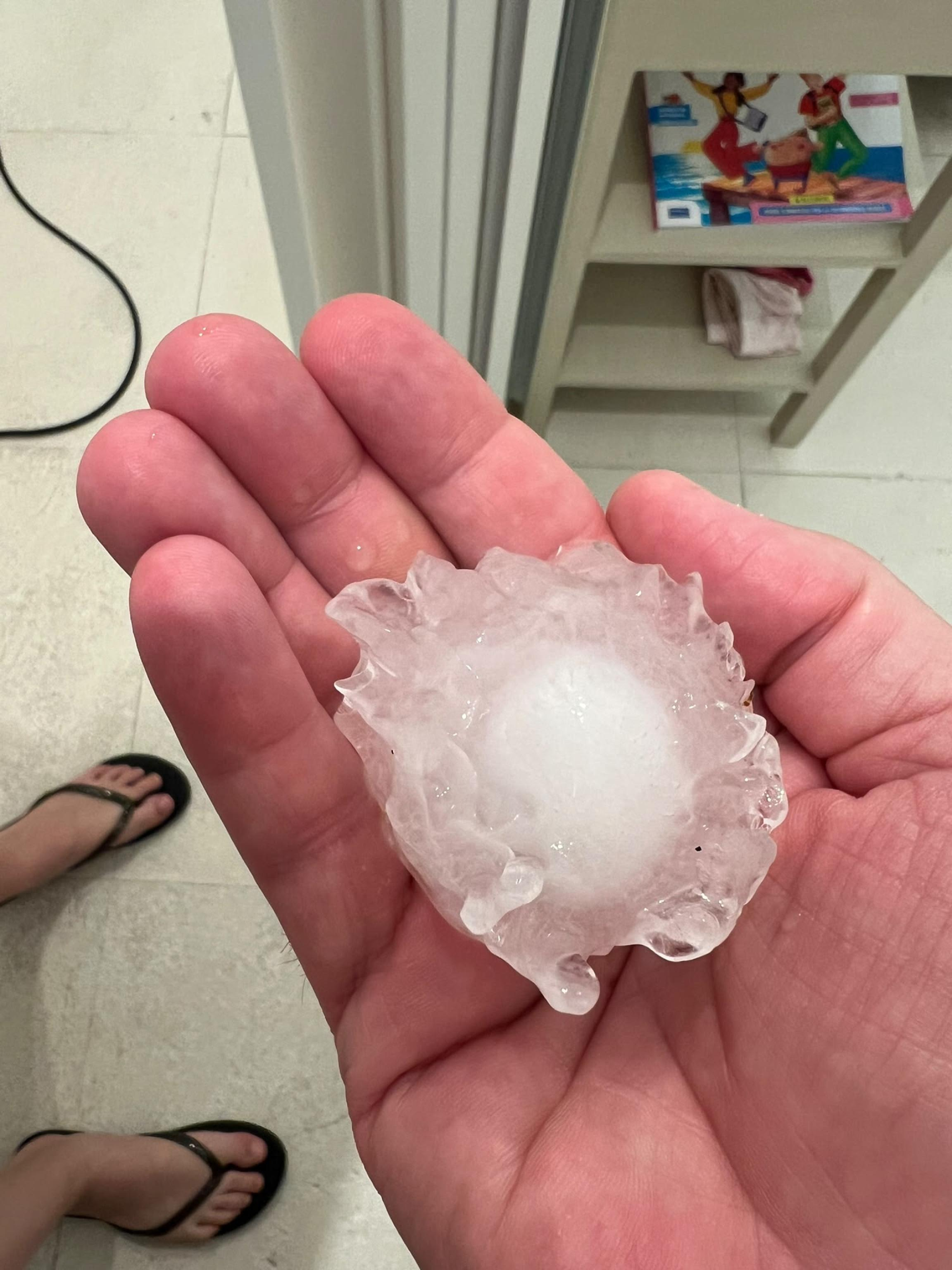Una violenta grandinata si è abbattuta martedì sera su San Benedetto del Tronto (Ascoli Piceno), Grottammare e sulle colline limitrofe, fra Acquaviva Picena e Ripatransone in particolare. Preceduta da una spettacolare tempesta di lampi e tuoni al largo del mare Adriatico, la grandine ha causato seri danni a molte autovetture, ma anche ai lucernari dei palazzi con l'acqua che è penetrata all'interno. 
