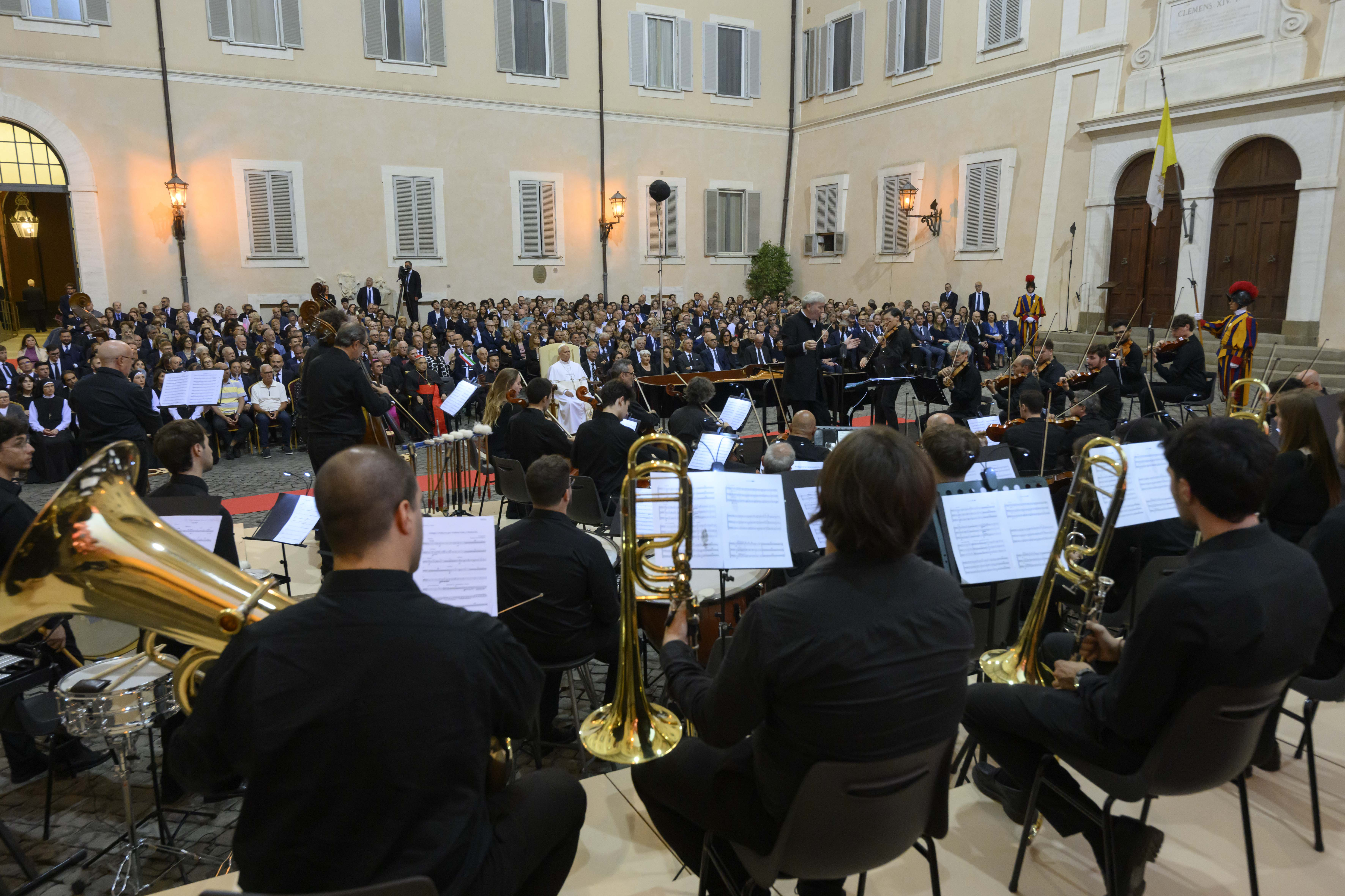 Leone XIV partecipa al concerto offertogli dalla diocesi di Albano nel cortile del Palazzo apostolico di Castel Gandolfo, 18 luglio - Osservatore romano