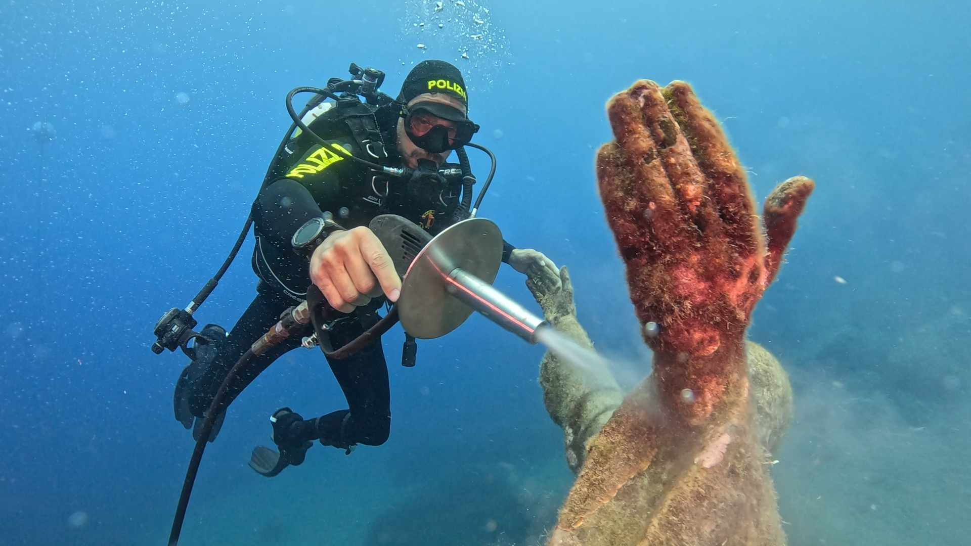 Un'altra delle foto delle operazioni di pulizia del Cristo degli abissi