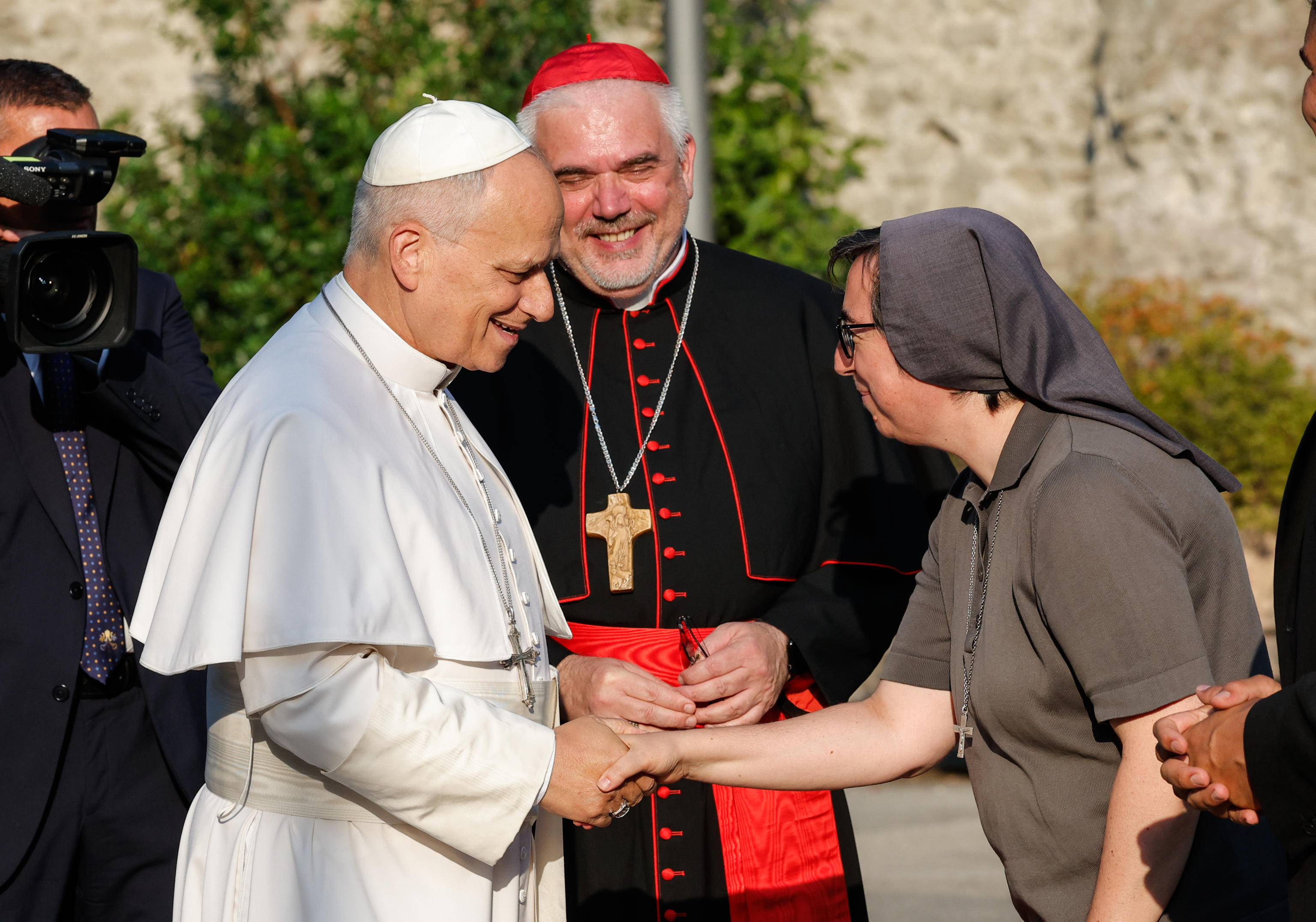 Papa Leone XIV all'evento "Cantico di pace" al Borgo Laudato Sì con il nuovo prefetto del Dicastero per il servizio dello sviluppo umano integrale, suor Alessandra Smerilli, e il cardinale Fabio Baggio, pro-prefetto del Dicastero con incarico speciale per il Centro di alta formazione Laudato Si, 29 luglio 2026 - (ANSA)