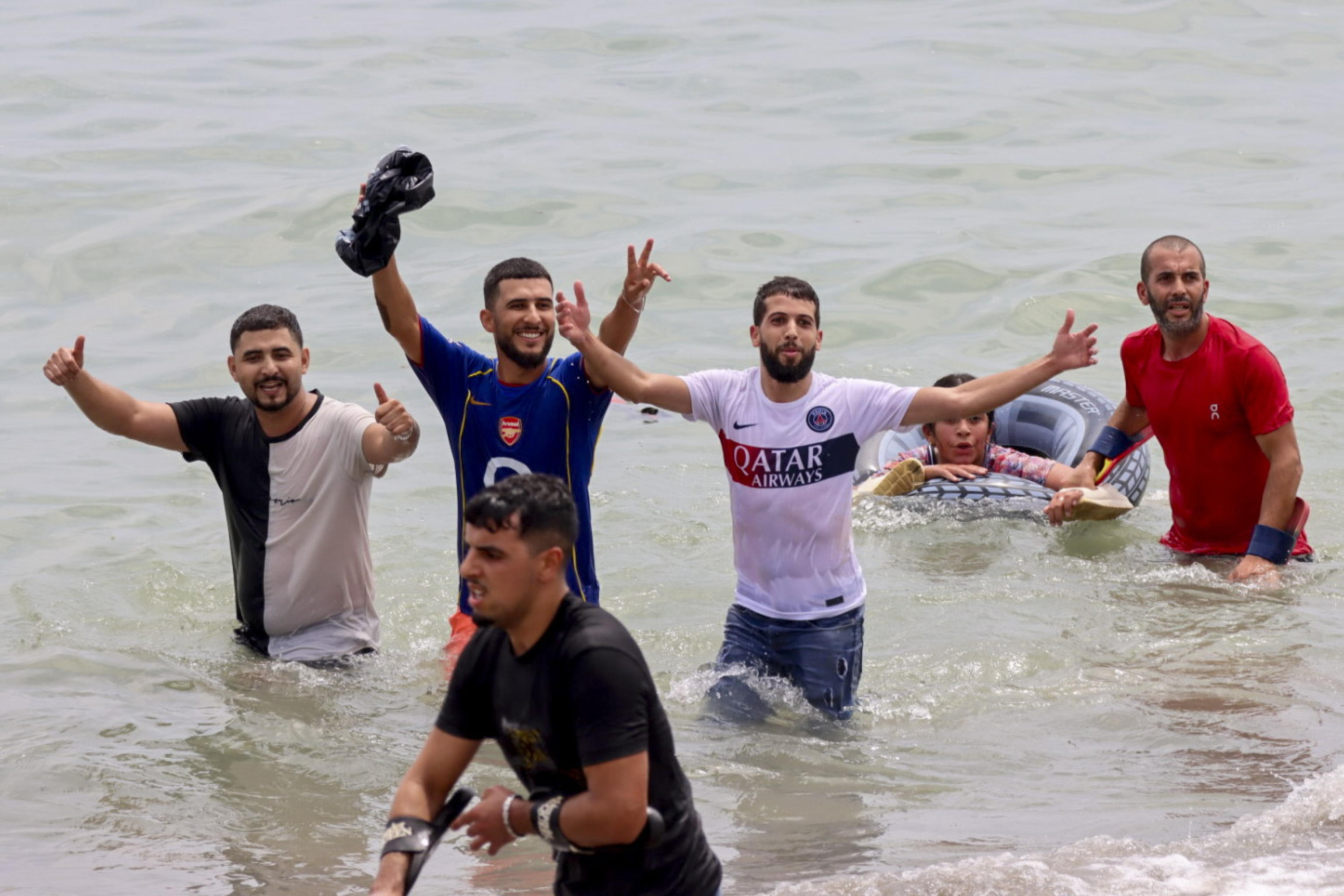 Le persone arrivate a Ceuta dopo aver nuotato nelle acqua che costeggiano la frontiera con il Marocco / Ansa